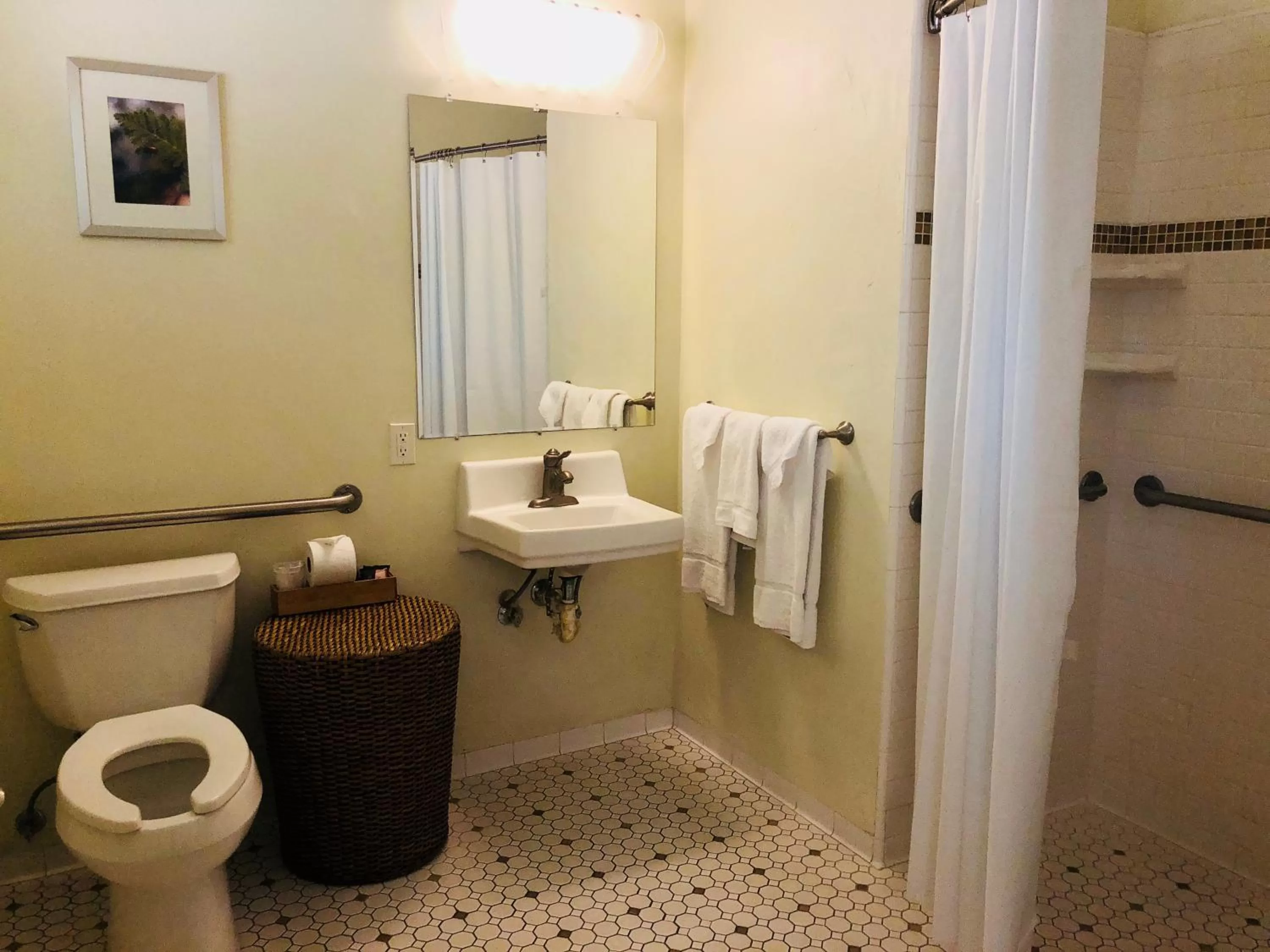 Queen's Inn By The River