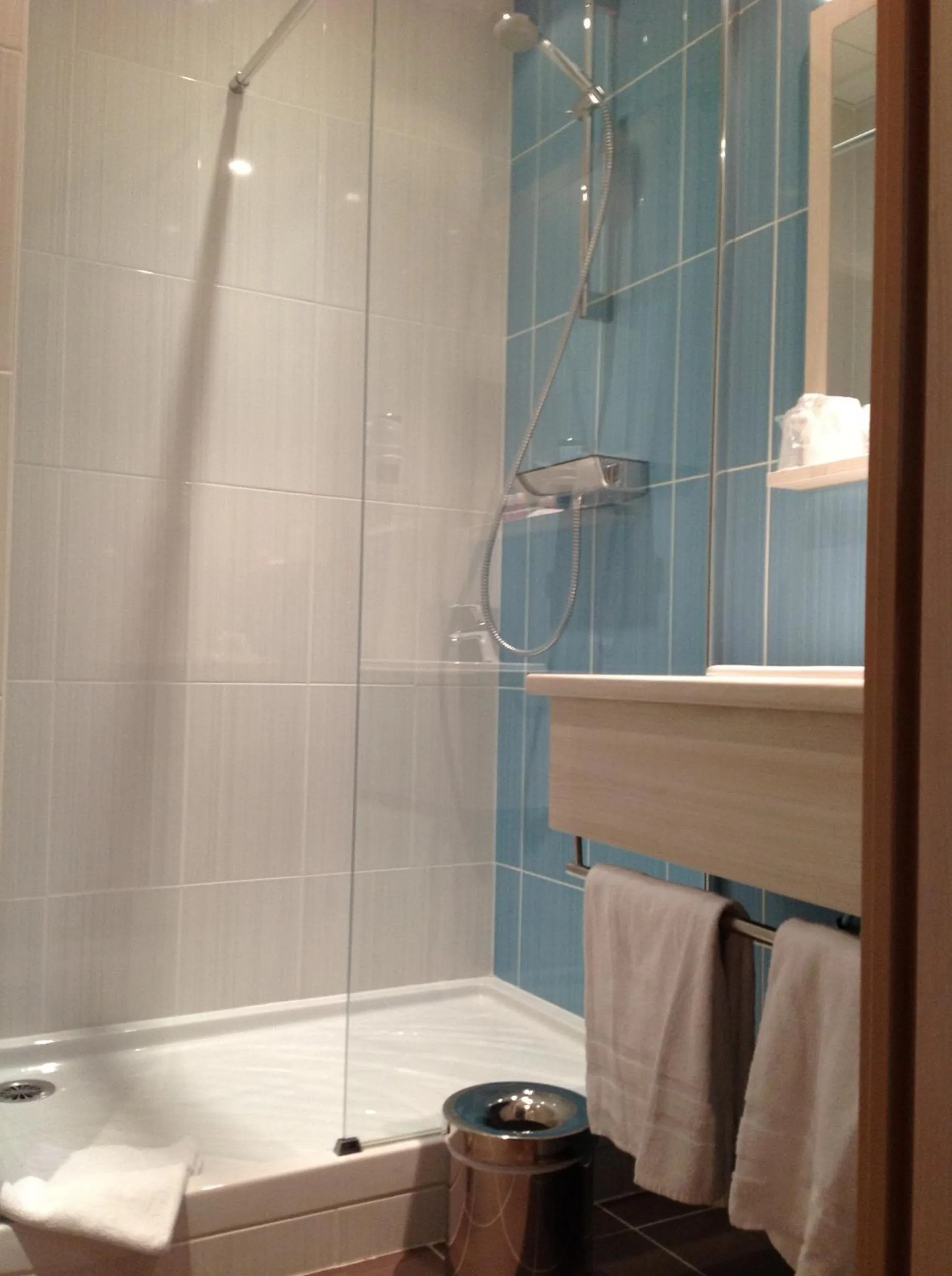 Bathroom in The Originals City, Hôtel des Lys, Dreux