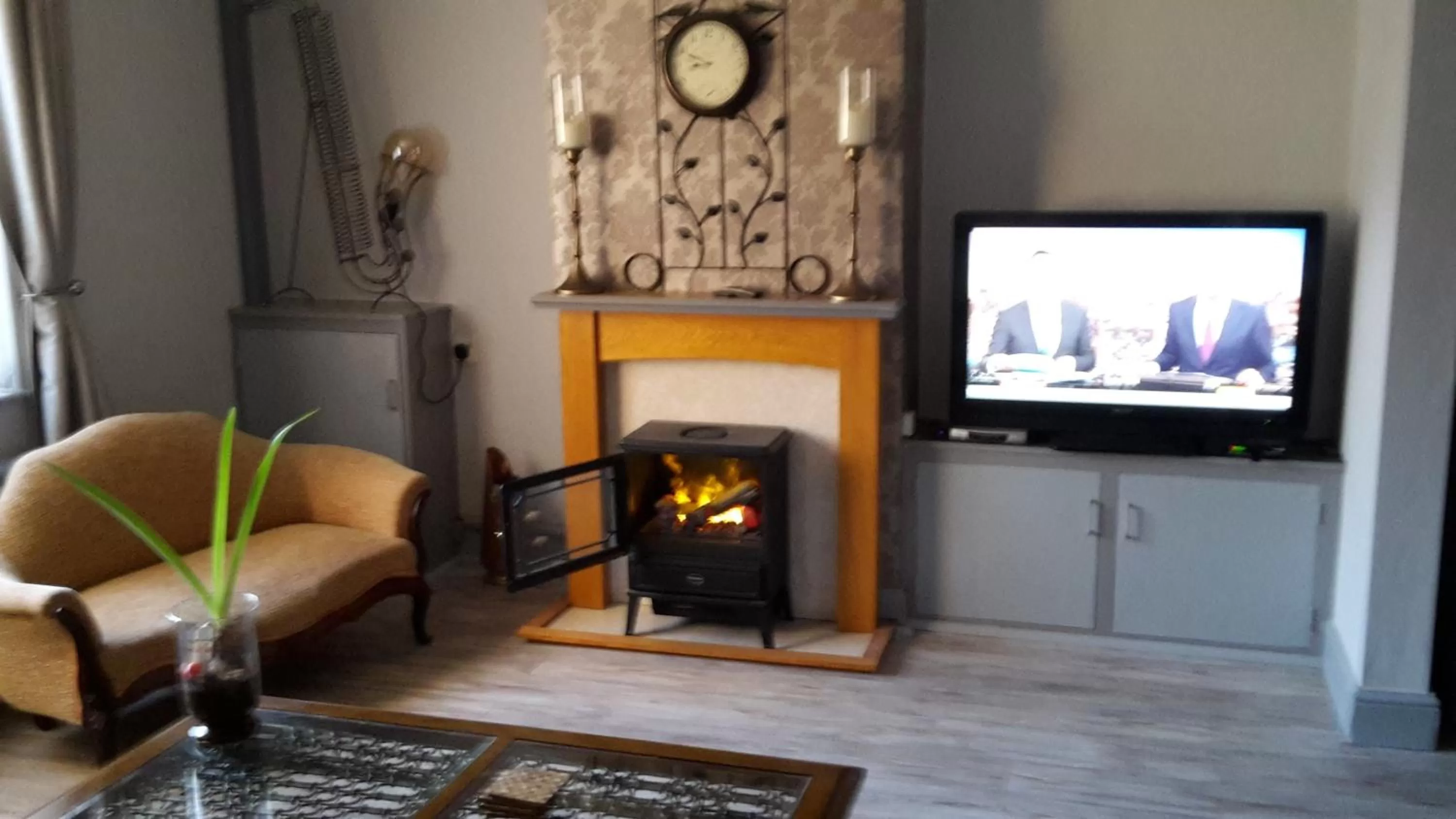 Communal lounge/ TV room, TV/Entertainment Center in BED AT BOWBRIDGE, Centre town