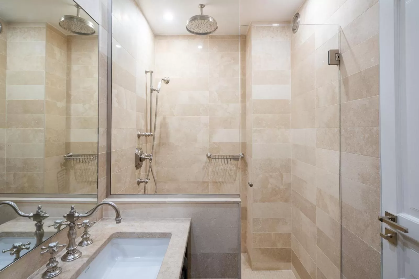 Shower in Hotel Saint-Louis en L'Isle - Notre-Dame