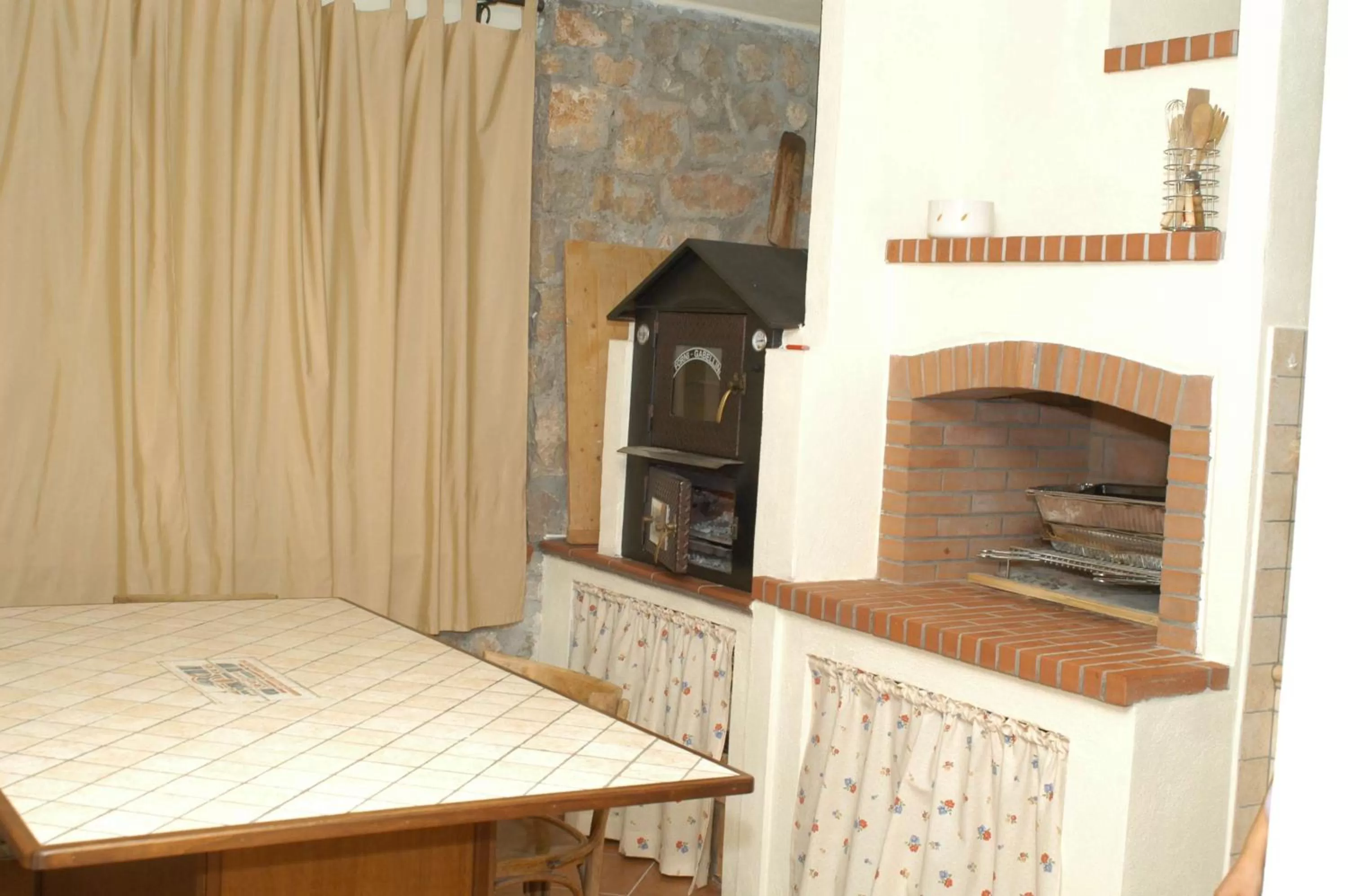 Communal kitchen in B&B La Vecchia Scuola