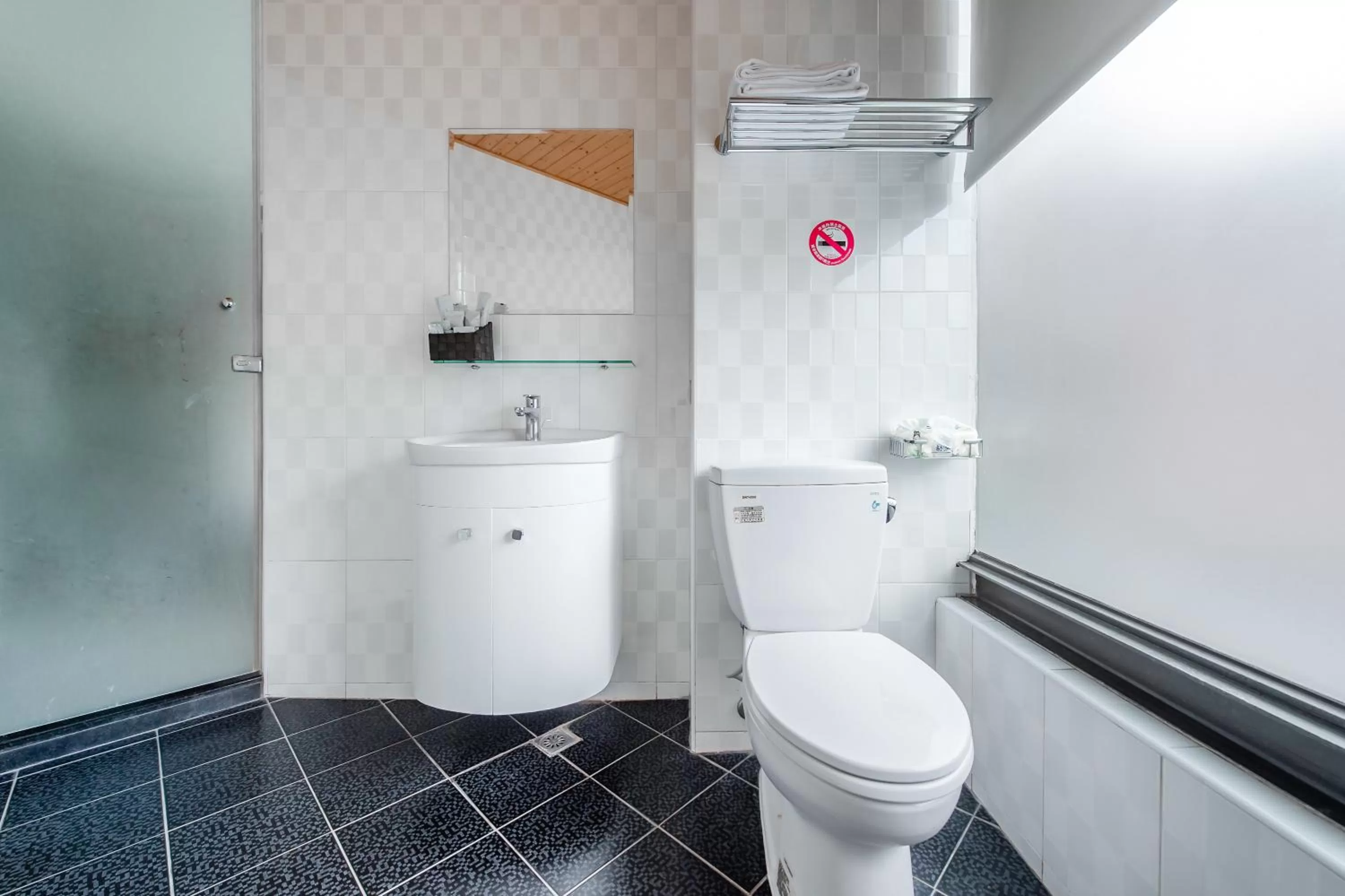 Bathroom in lightness Station Inn