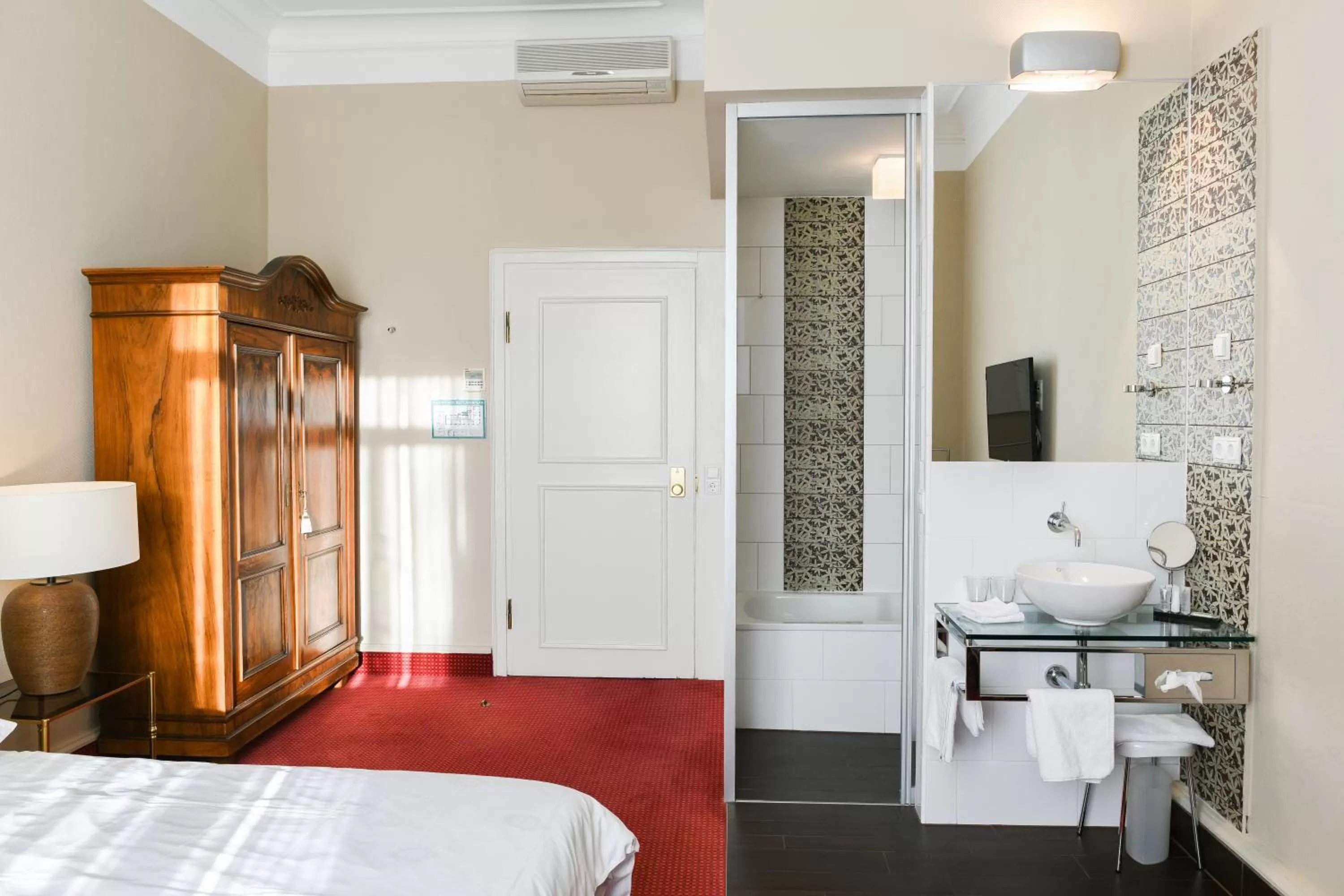 Bathroom, Bed in Hotel Bamberger Hof Bellevue