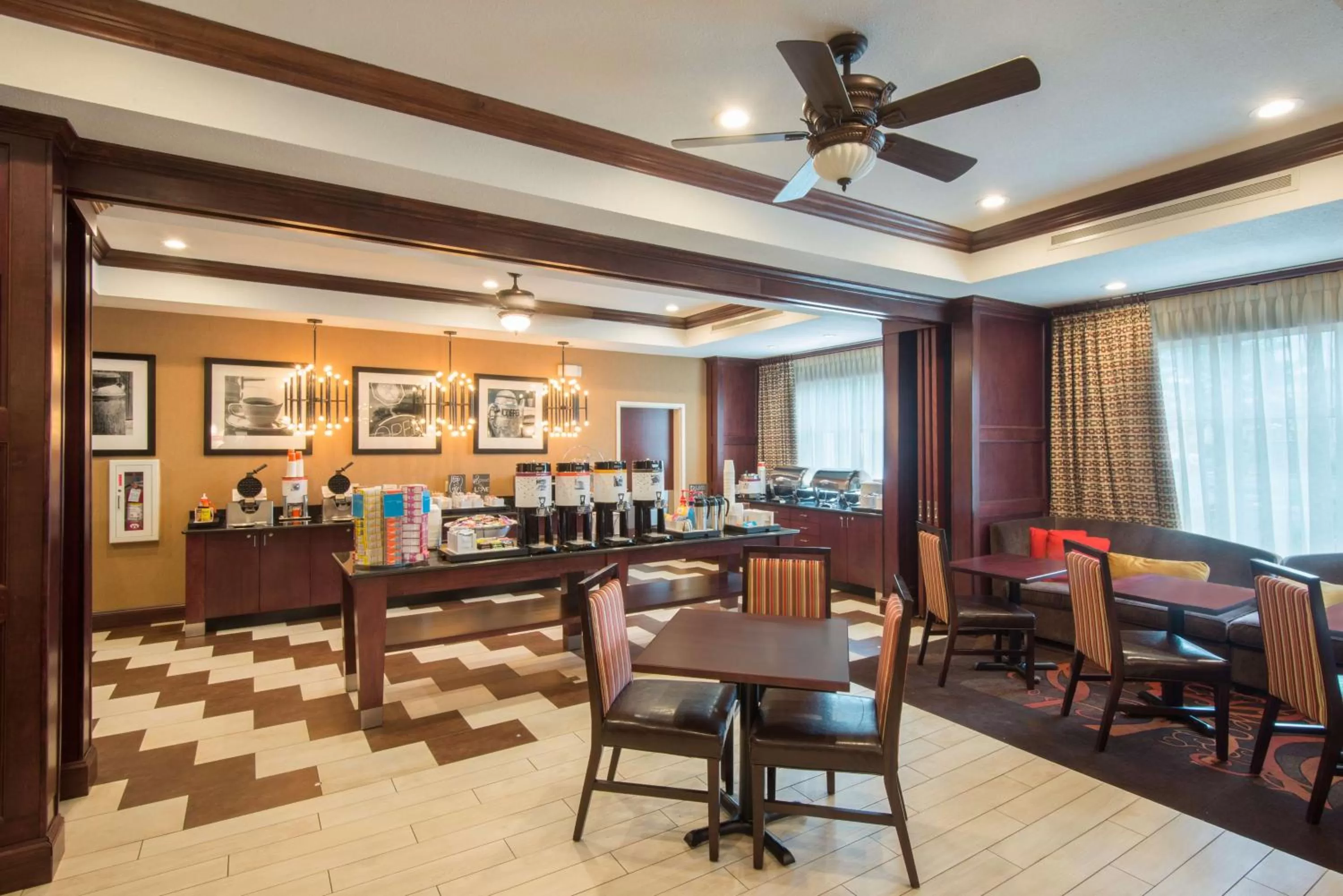Dining area in Hampton Inn Kingston