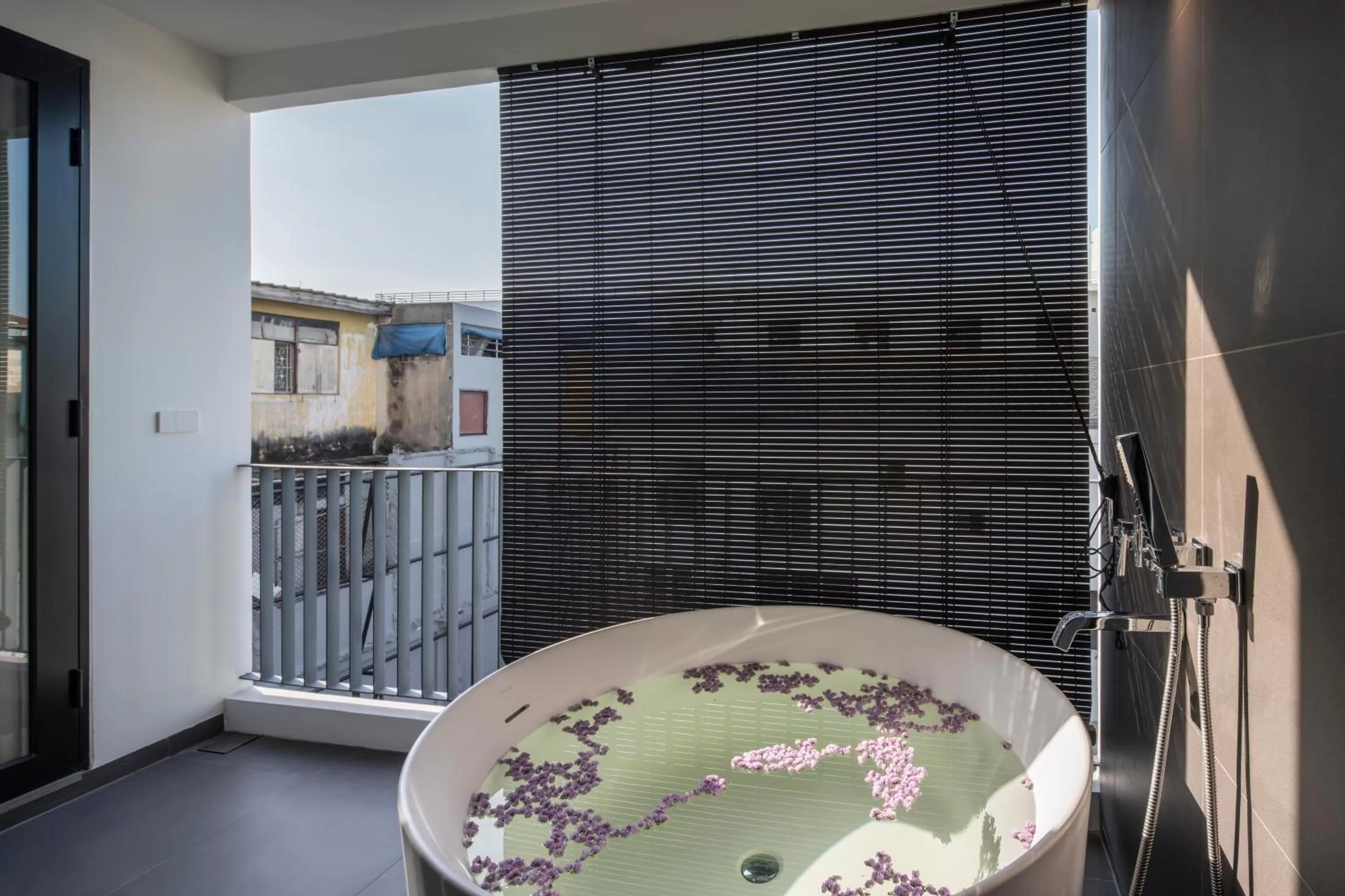 Photo of the whole room in Lilit Bang Lumphu Hotel