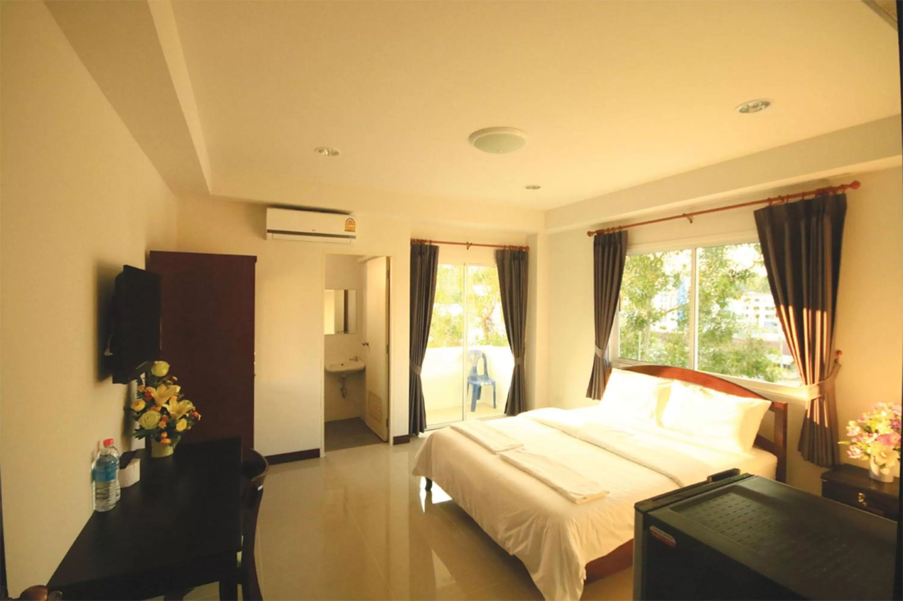 Photo of the whole room, Bed in Baan Samrarn