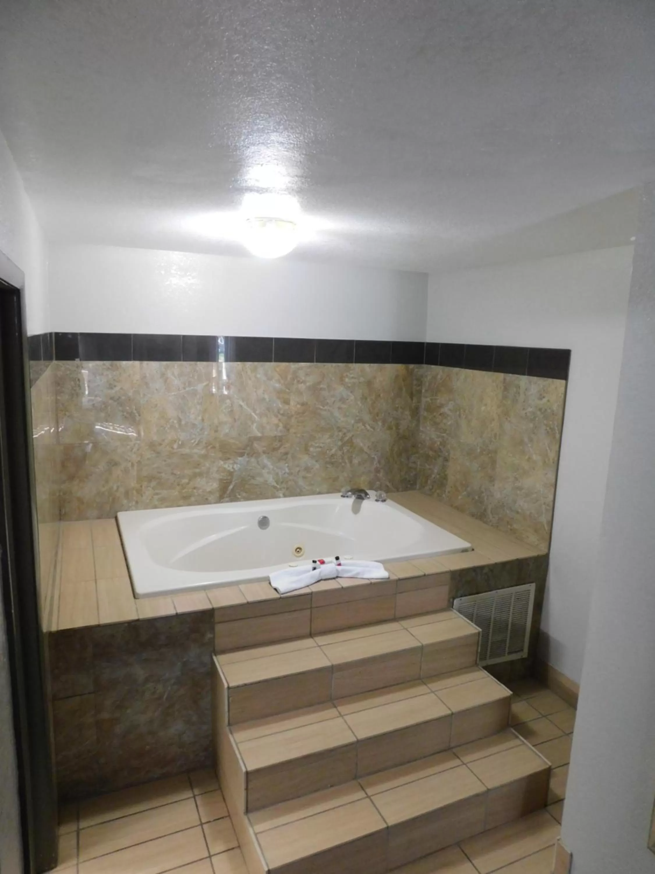 Days Inn & Suites by Wyndham Downtown Gatlinburg Parkway