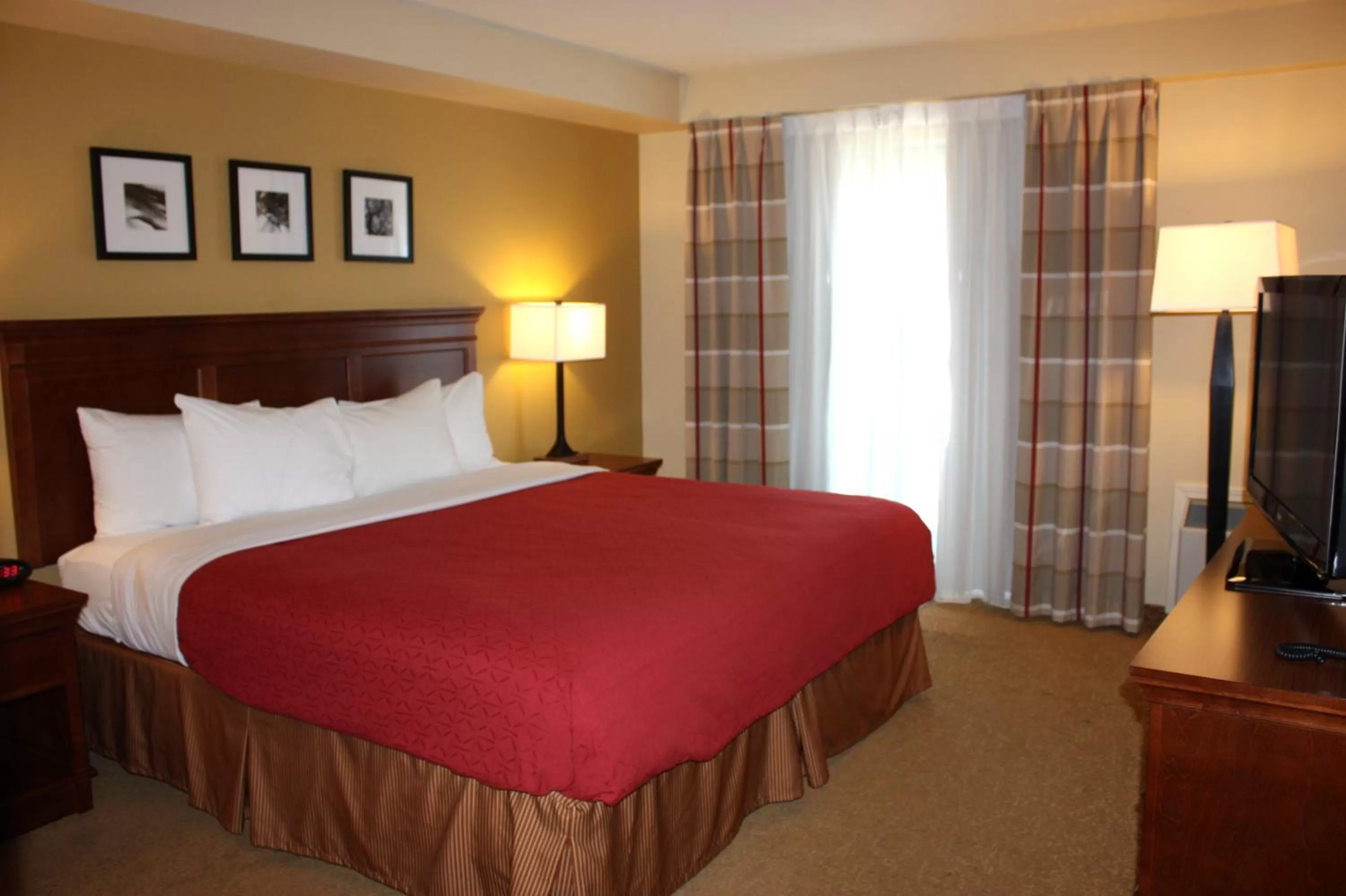 One-Bedroom King Suite - Disability Access/Non-Smoking in Country Inn & Suites by Radisson, Winnipeg, MB