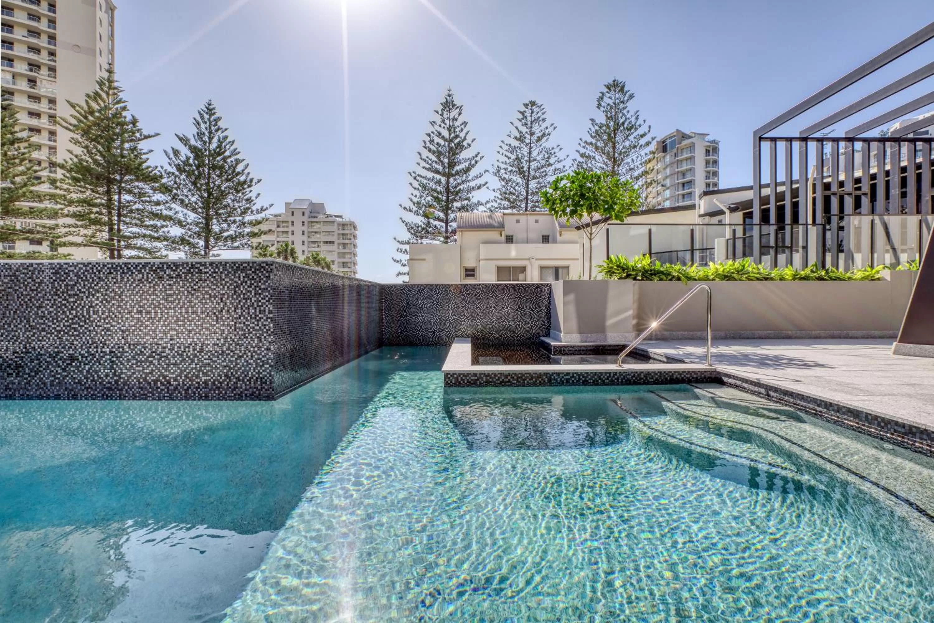 Swimming pool in Vue Broadbeach - Official