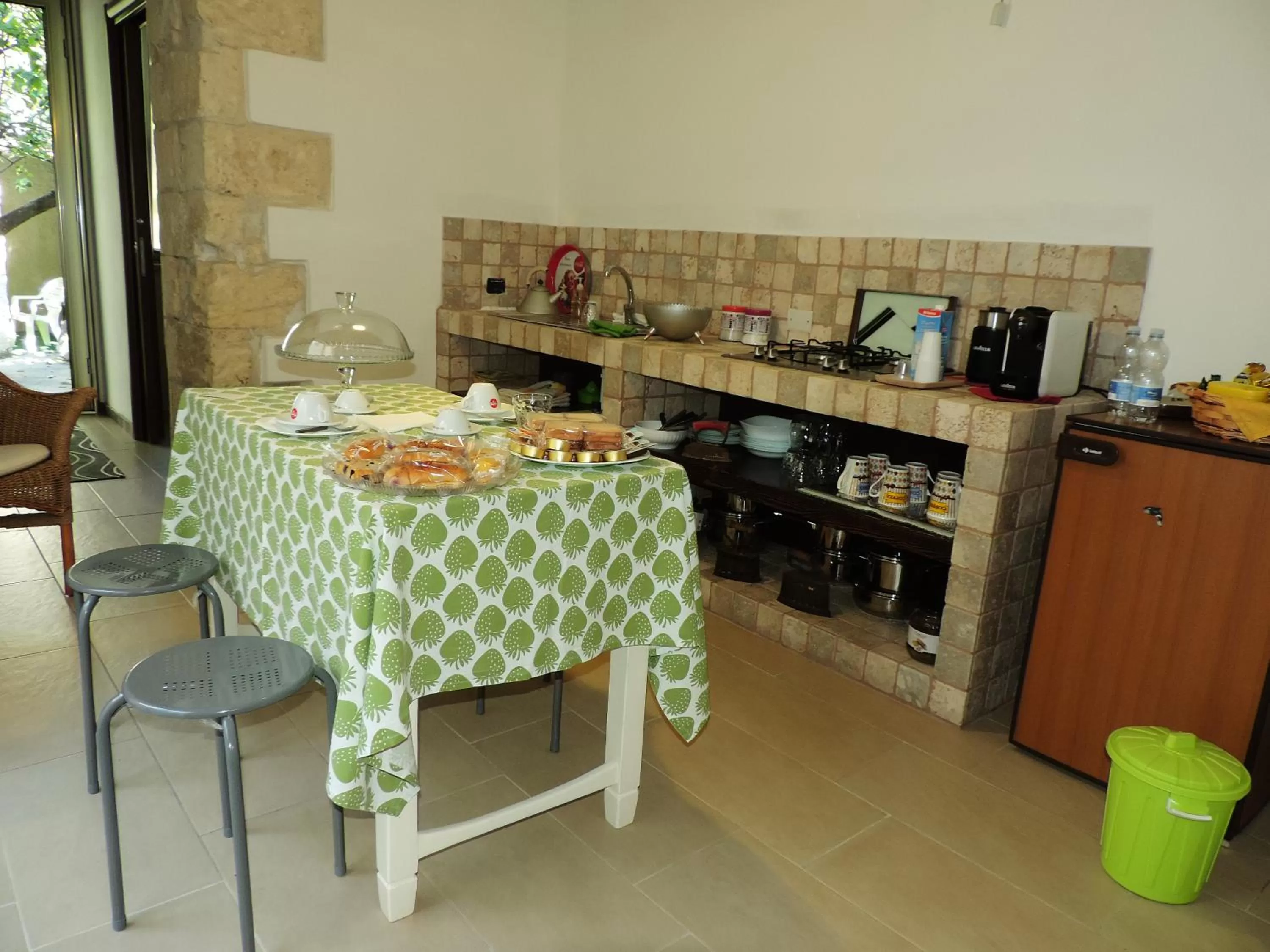 Communal kitchen, Dining Area in B&B Danonna