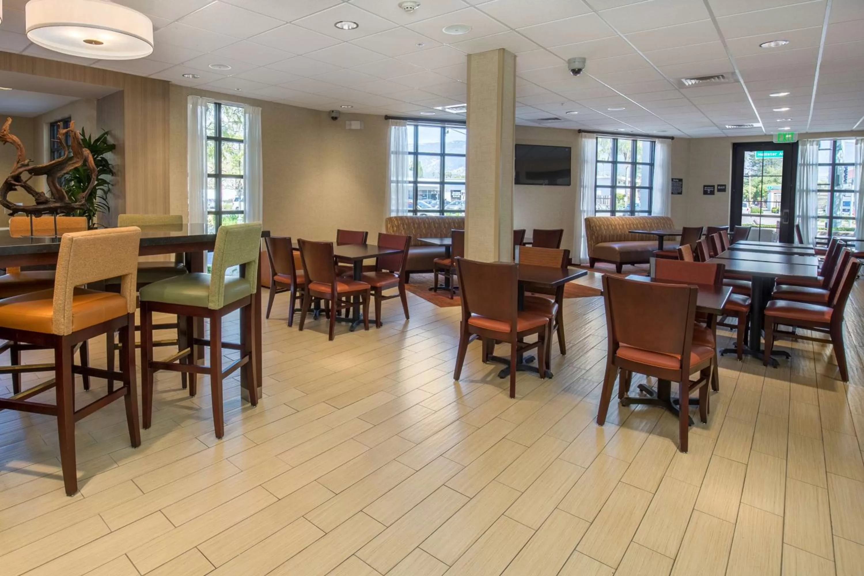 Dining area in Hampton Inn Santa Barbara/Goleta