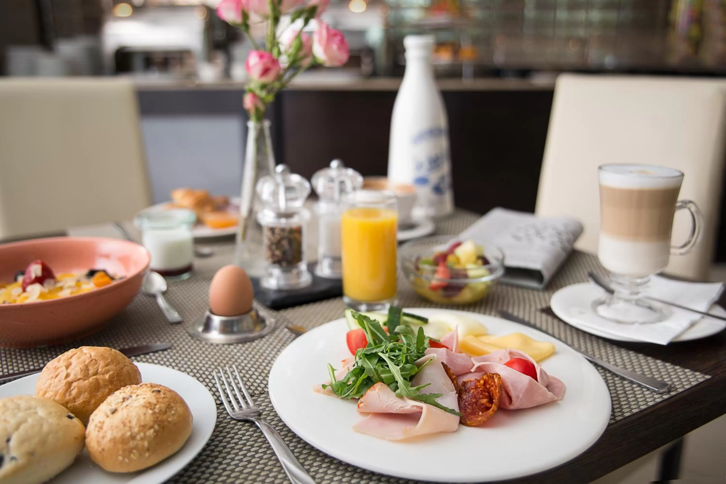 Restaurant/places to eat in Rubin Wellness & Conference Hotel