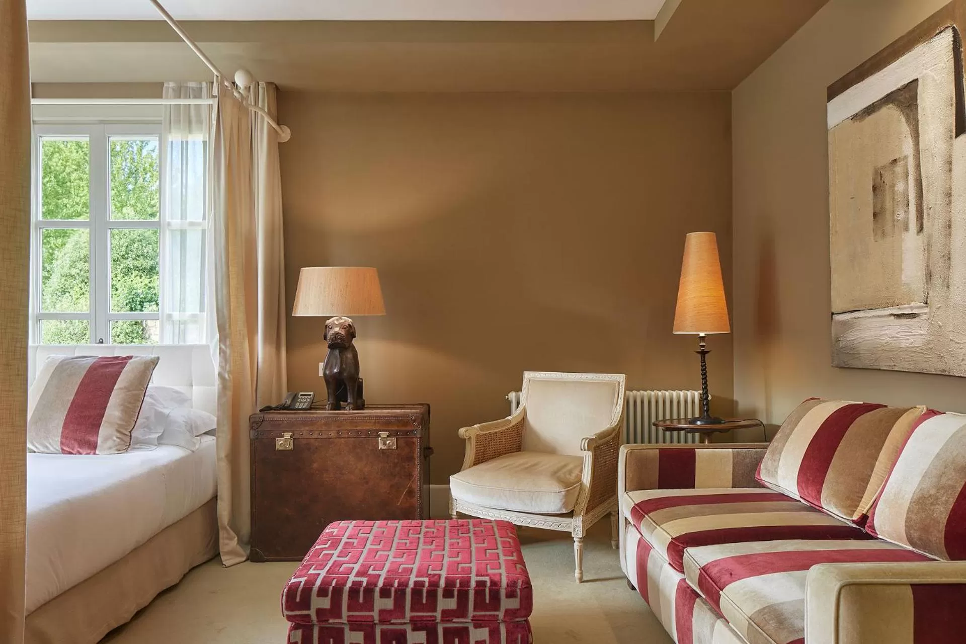 Living room, Bed in Hotel Iturregi