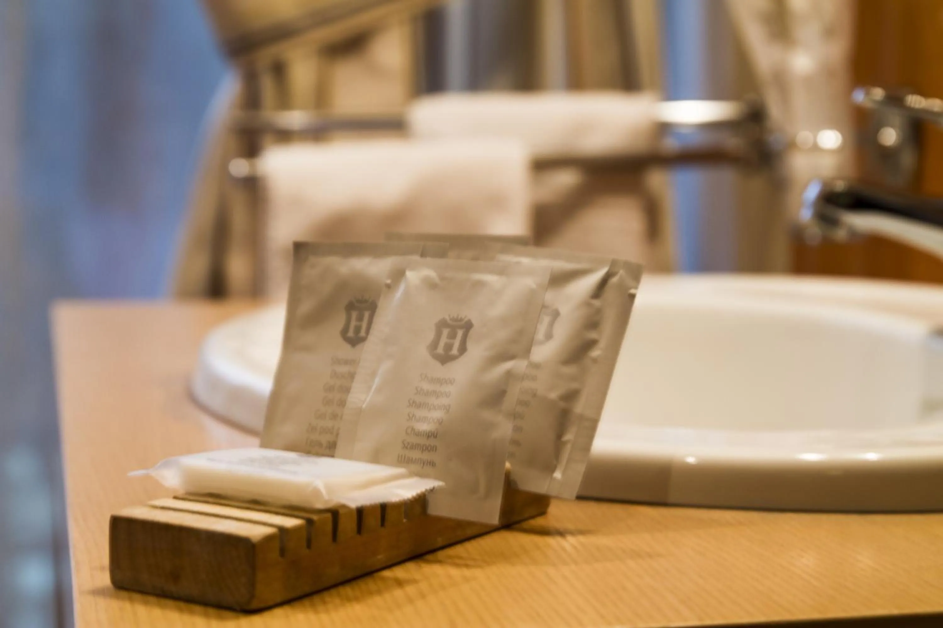 Bathroom, Bed in Hotel Catania Town