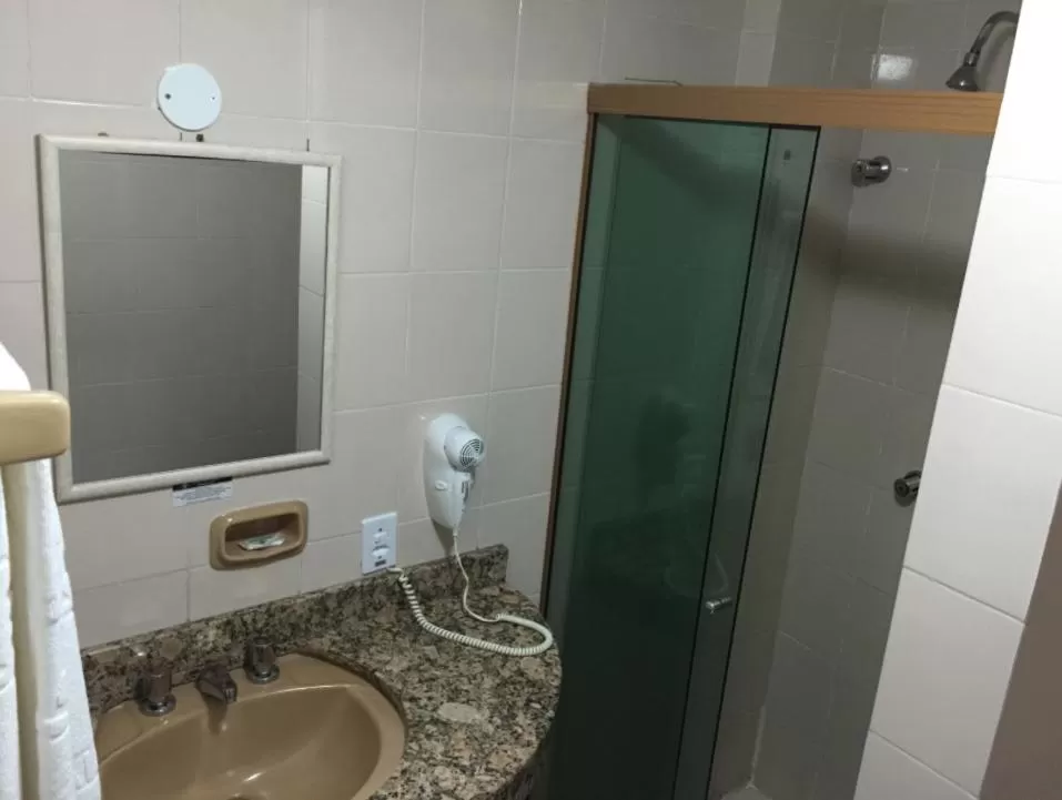 Bathroom in Fares Turis Hotel