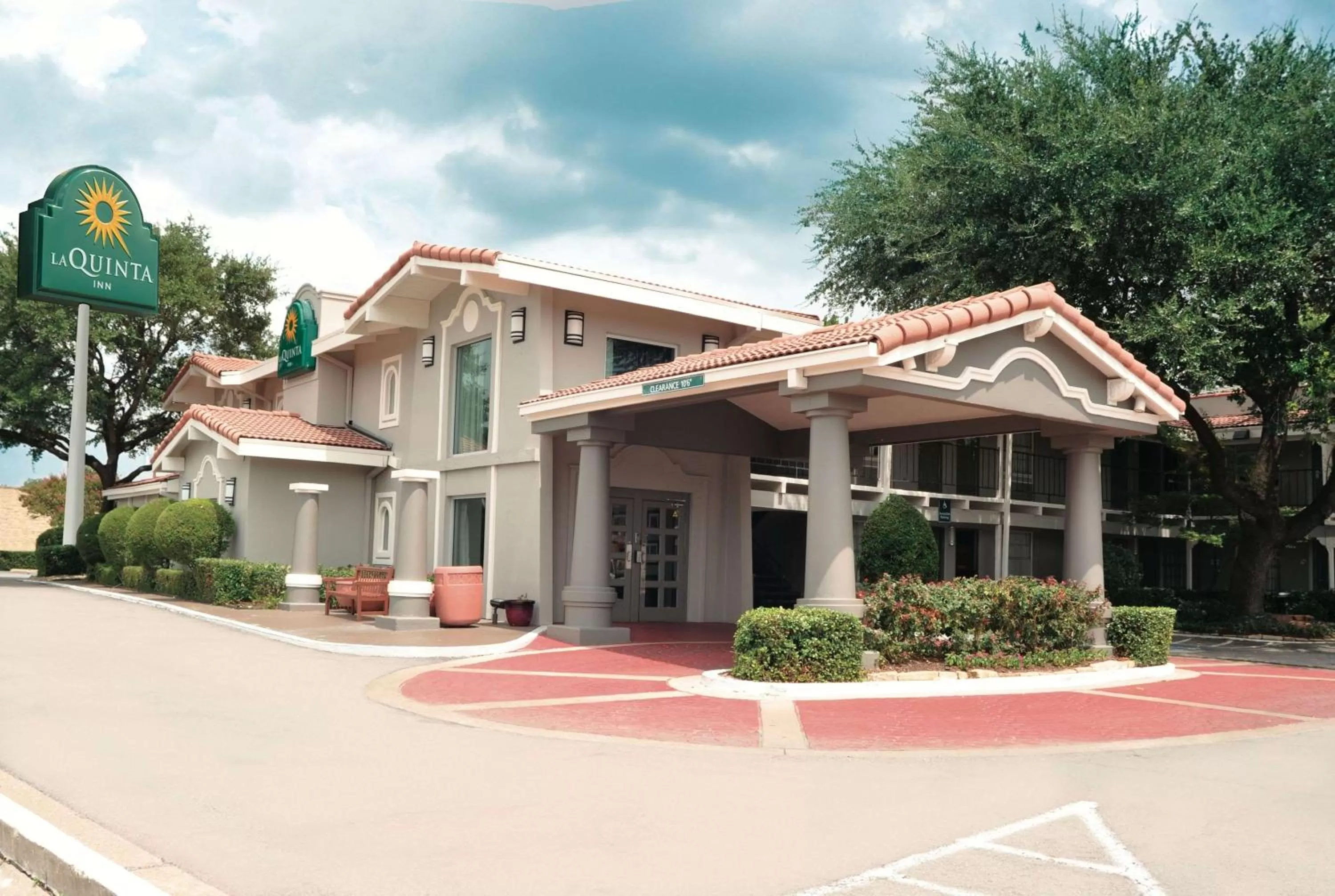 Property building in La Quinta Inn by Wyndham Dallas Uptown