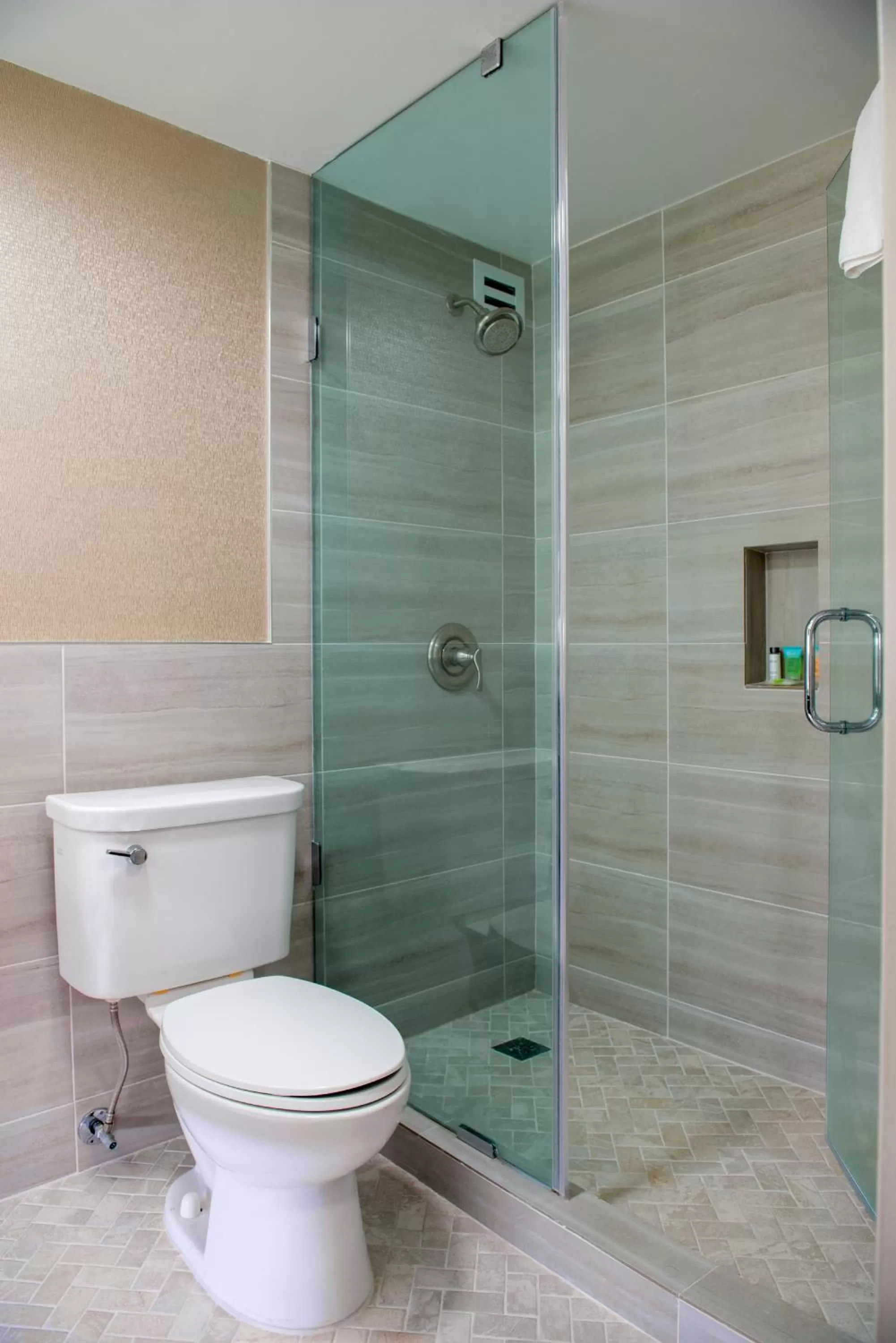 King Room - Hearing Accessible - Roll-in Shower in Holiday Inn Baton Rouge College Drive I-10, an IHG Hotel