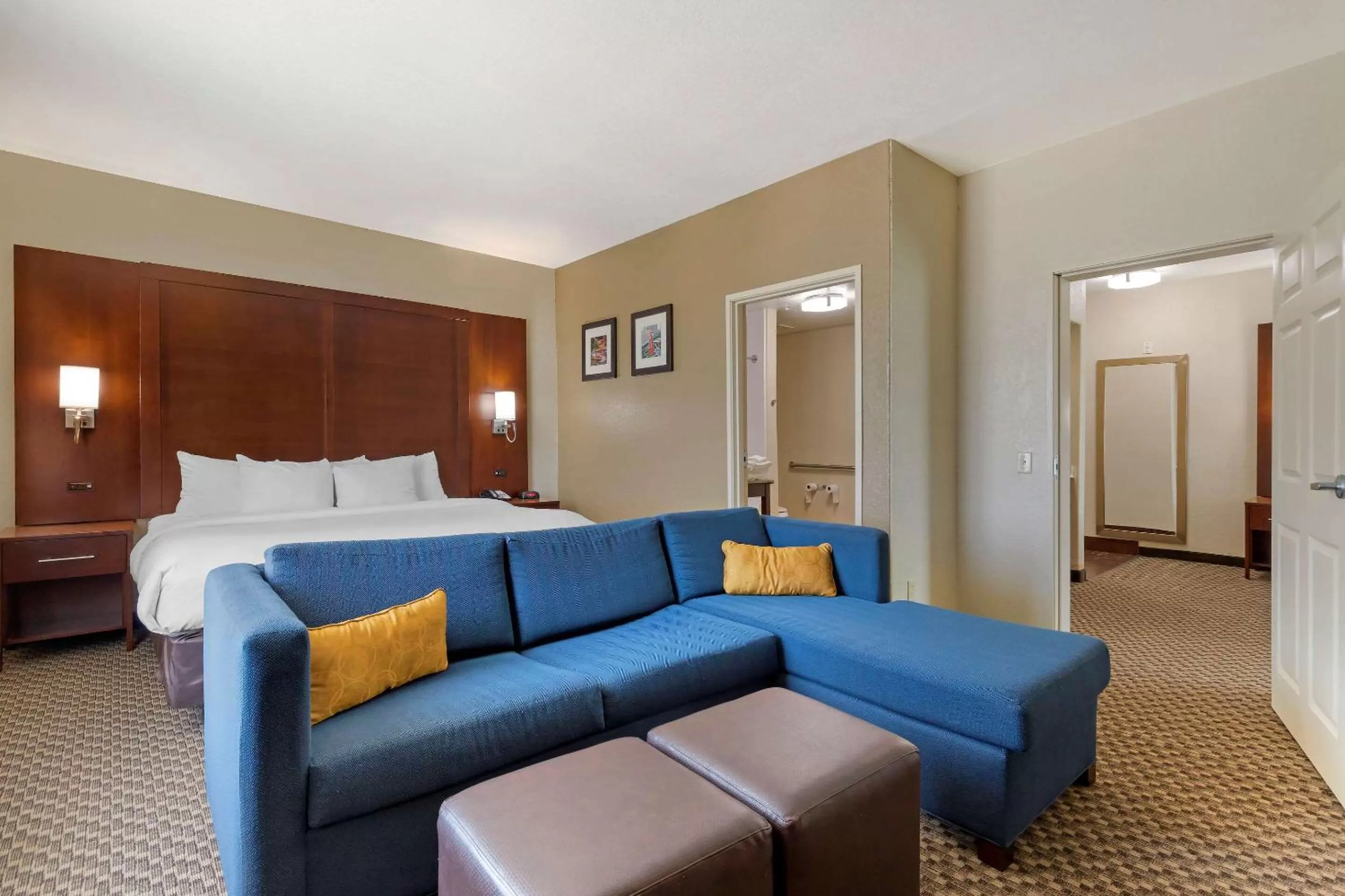 Photo of the whole room, Bed in Comfort Inn & Suites Near Six Flags & Medical Center