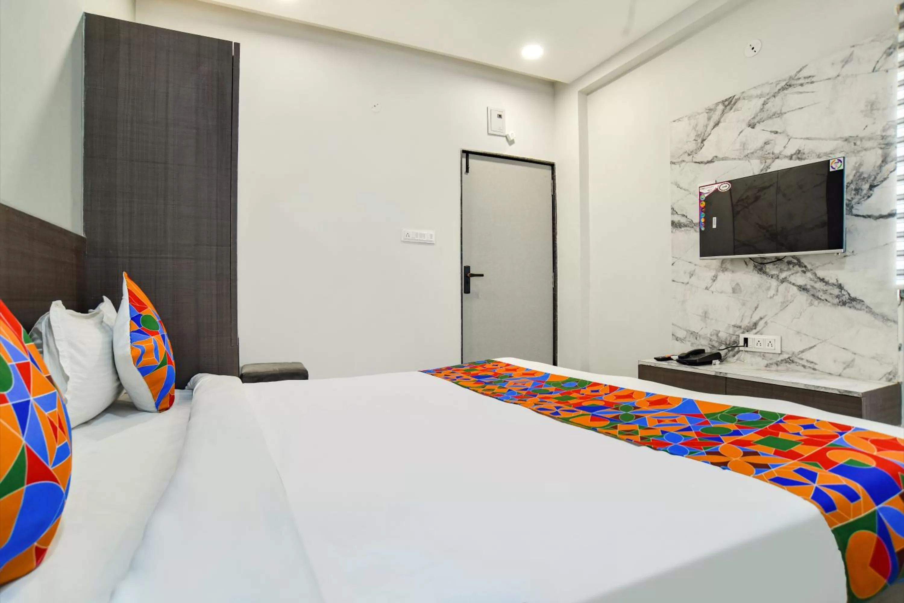 Communal lounge/ TV room, Bed in Fabhotel Grand Blue