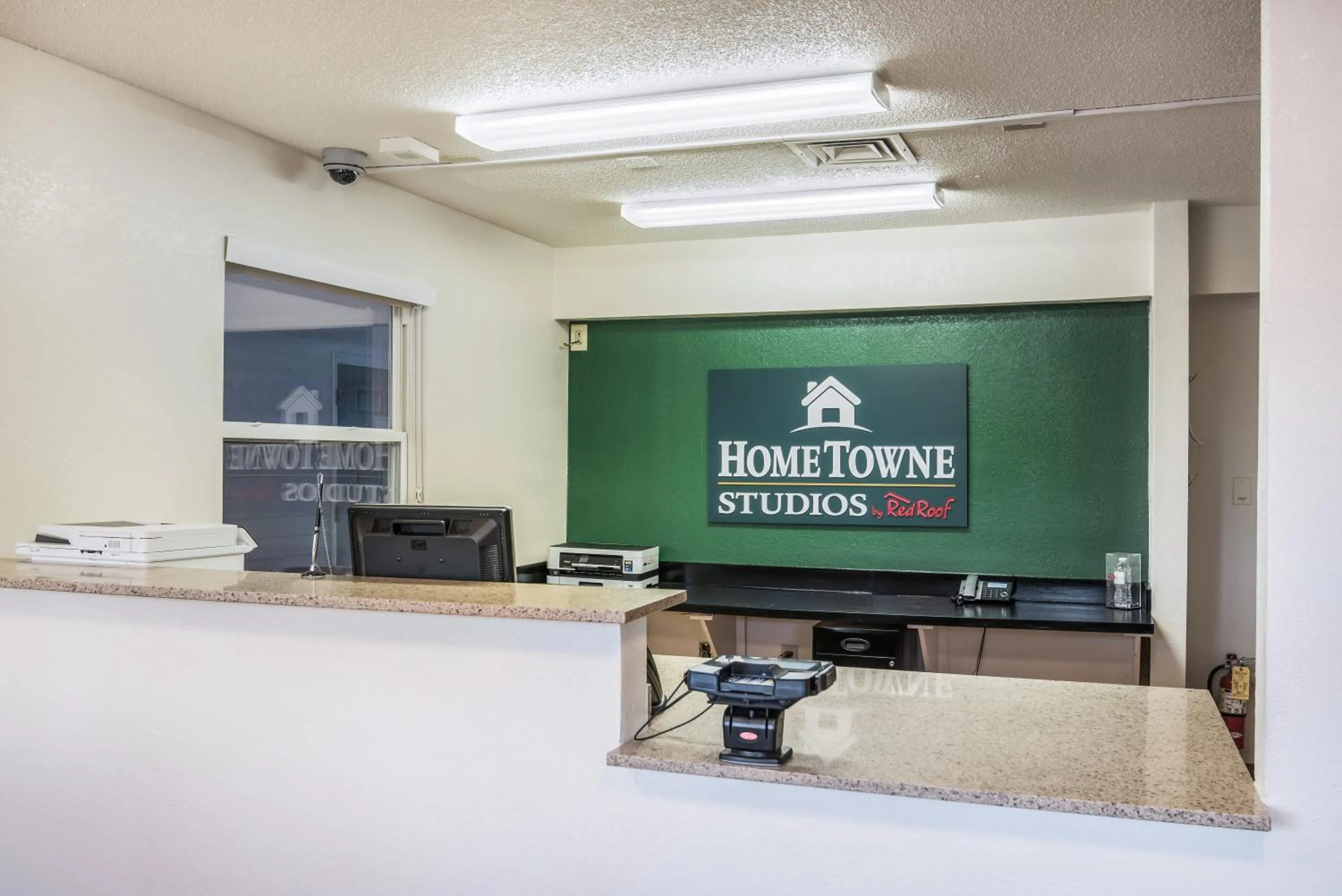 Lobby or reception in HomeTowne Studios by Red Roof Kansas City - Independence