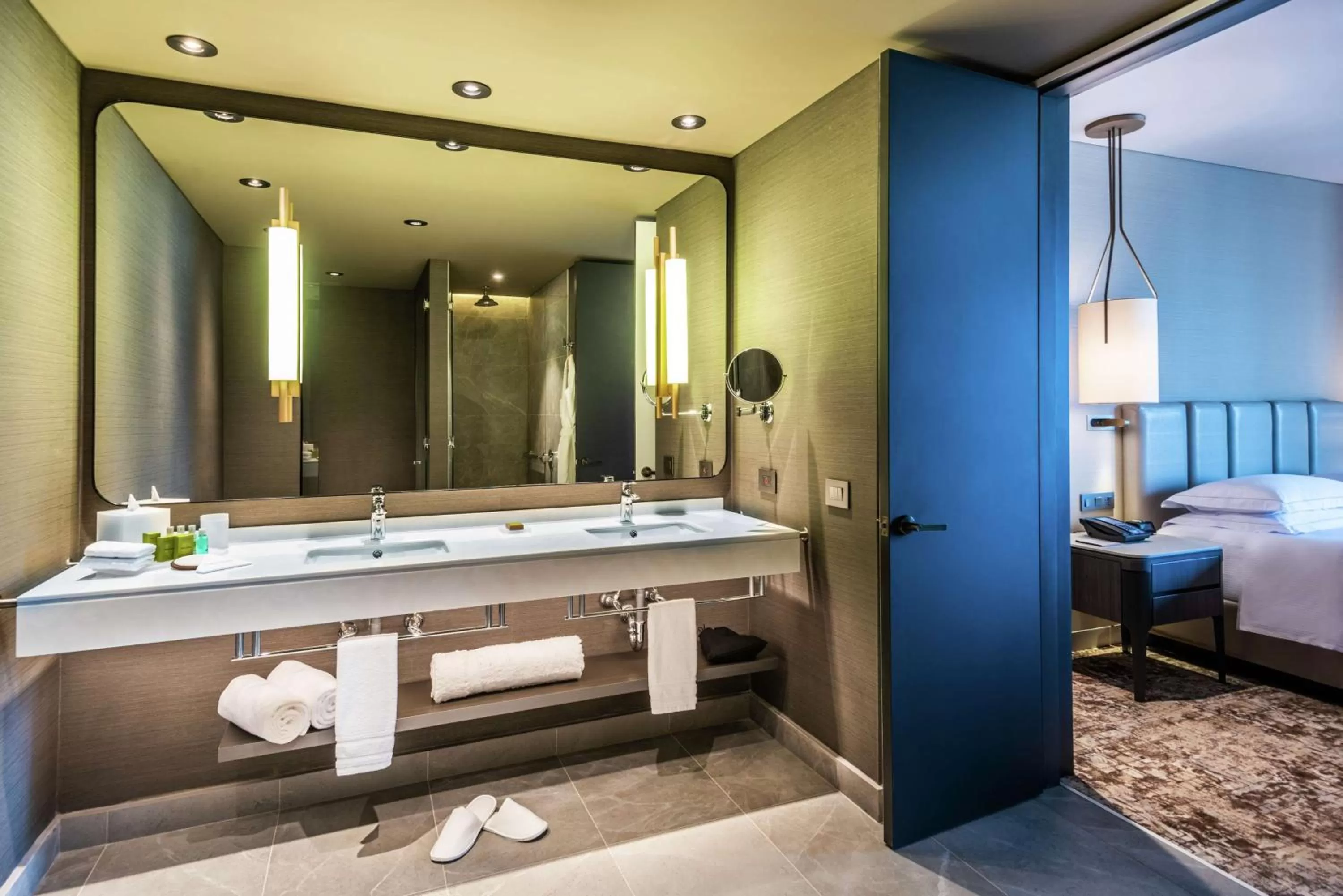 Bathroom, Bed in Hilton Bogota Corferias