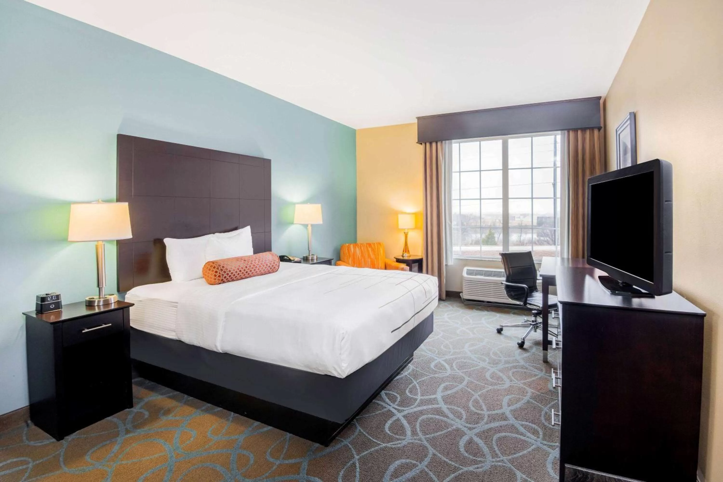 Photo of the whole room, Bed in La Quinta by Wyndham Clinton Historic Route 66