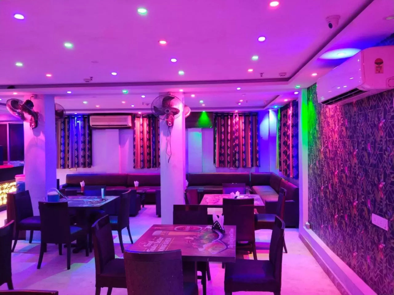 Restaurant/places to eat in Hotel Airlines