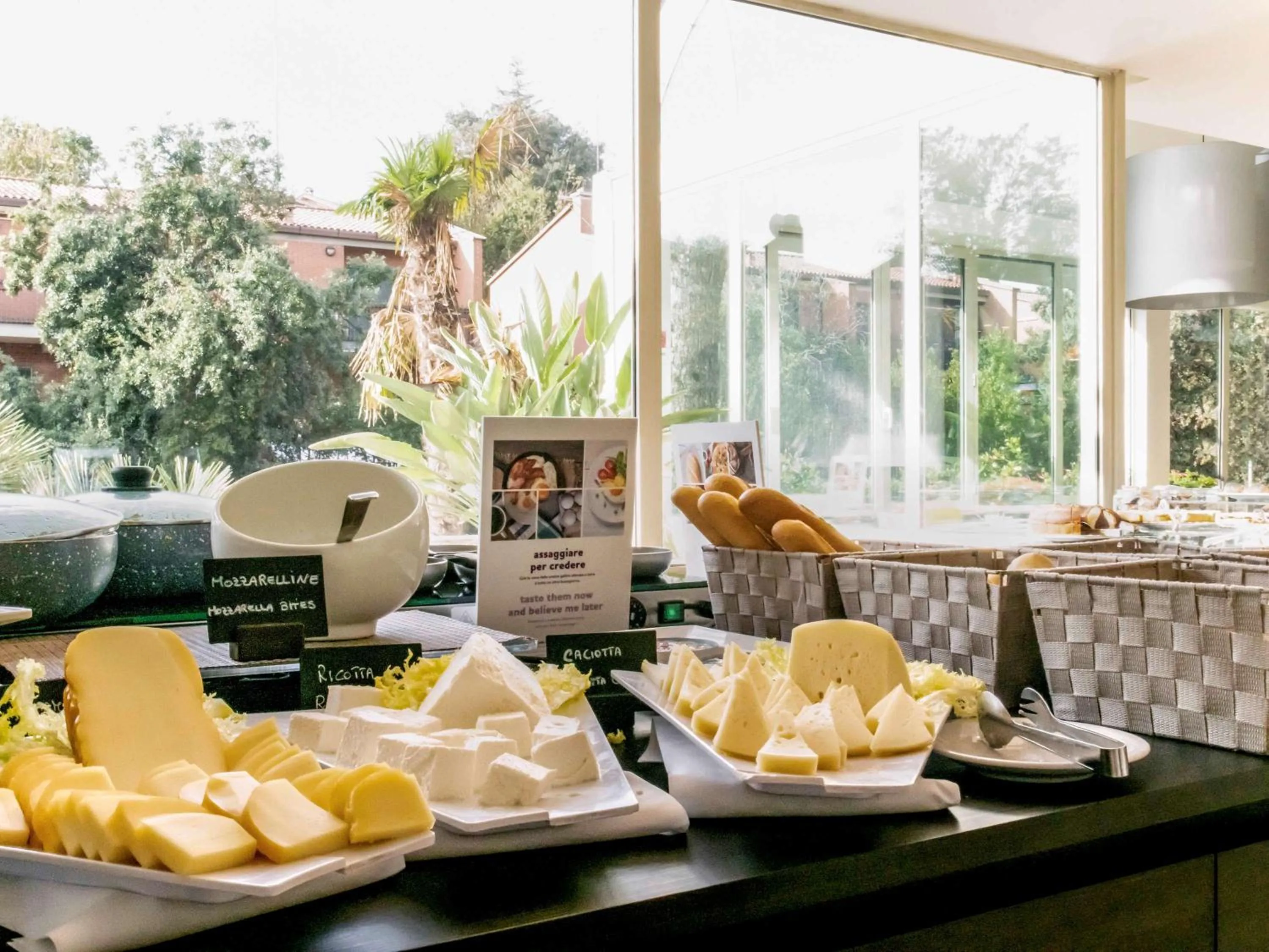 Restaurant/places to eat in Mercure Roma West