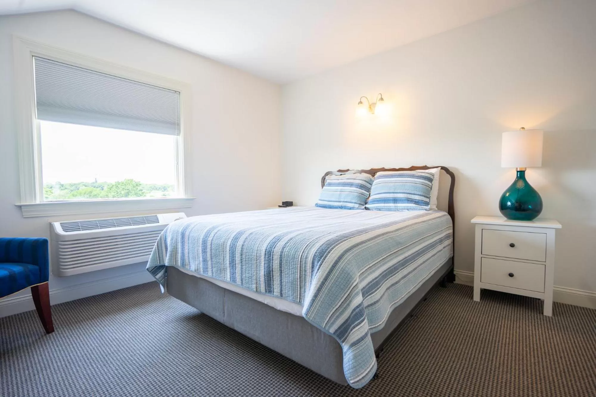 Bedroom, Bed in Rhea's Inn