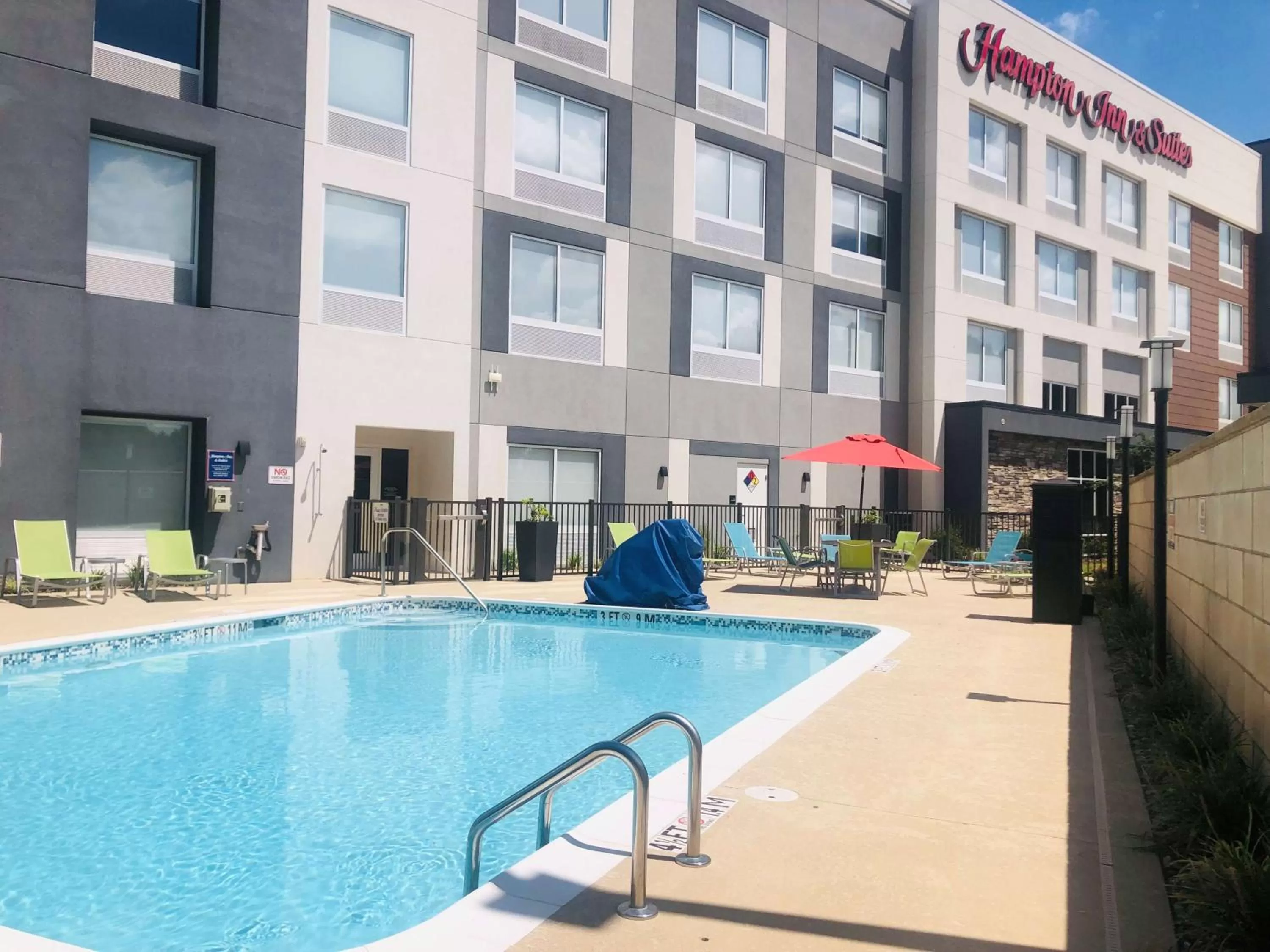 Pool view in Hampton Inn & Suites Charlotte North I 485