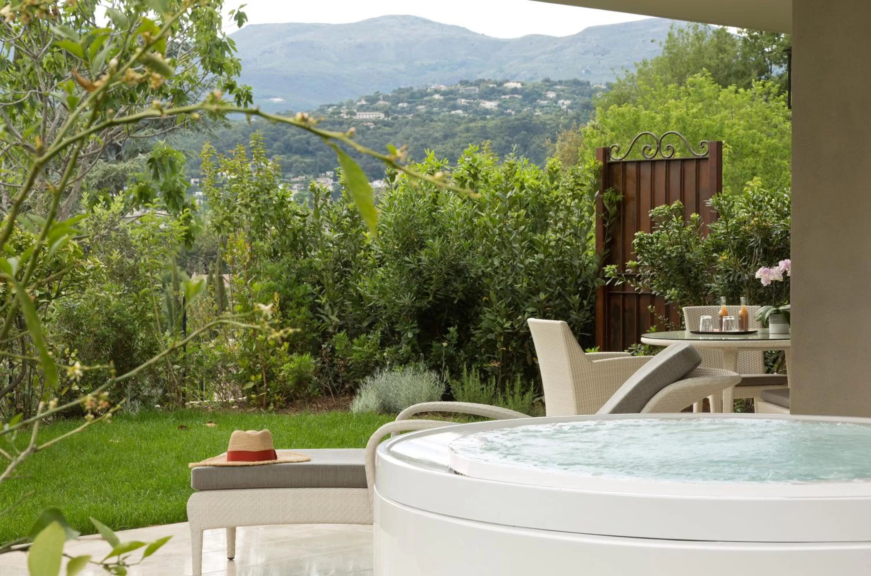 Hot Tub in Domaine du Mas De Pierre