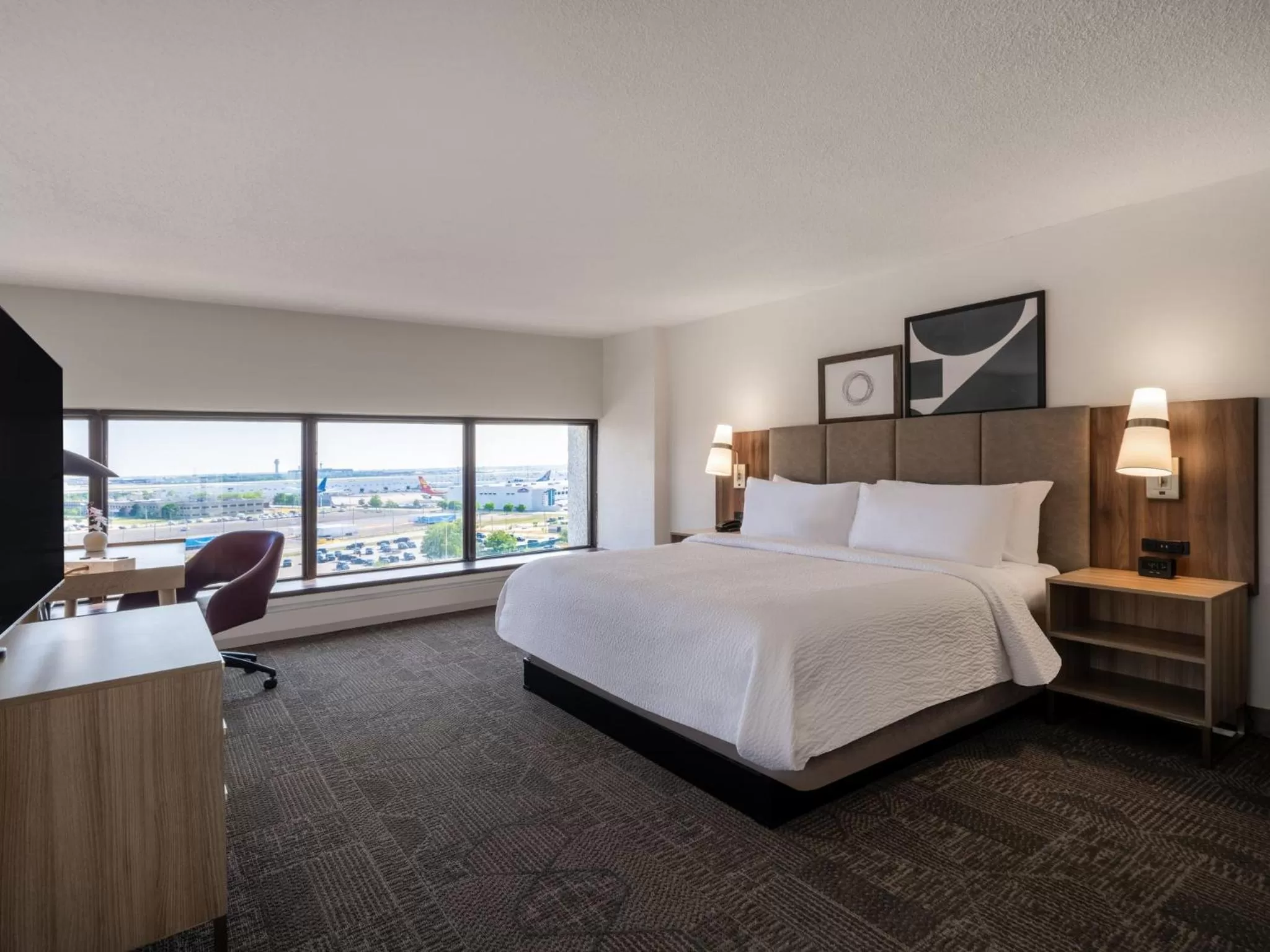 Photo of the whole room, Bed in Staybridge Suites Chicago O'Hare - Rosemont by IHG