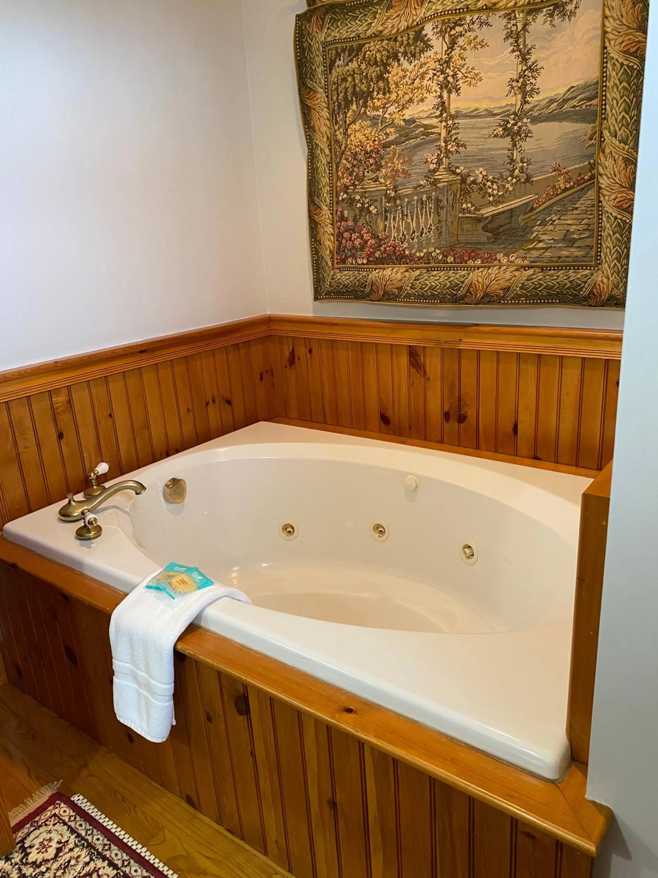 Bath in Spouter Inn Bed & Breakfast