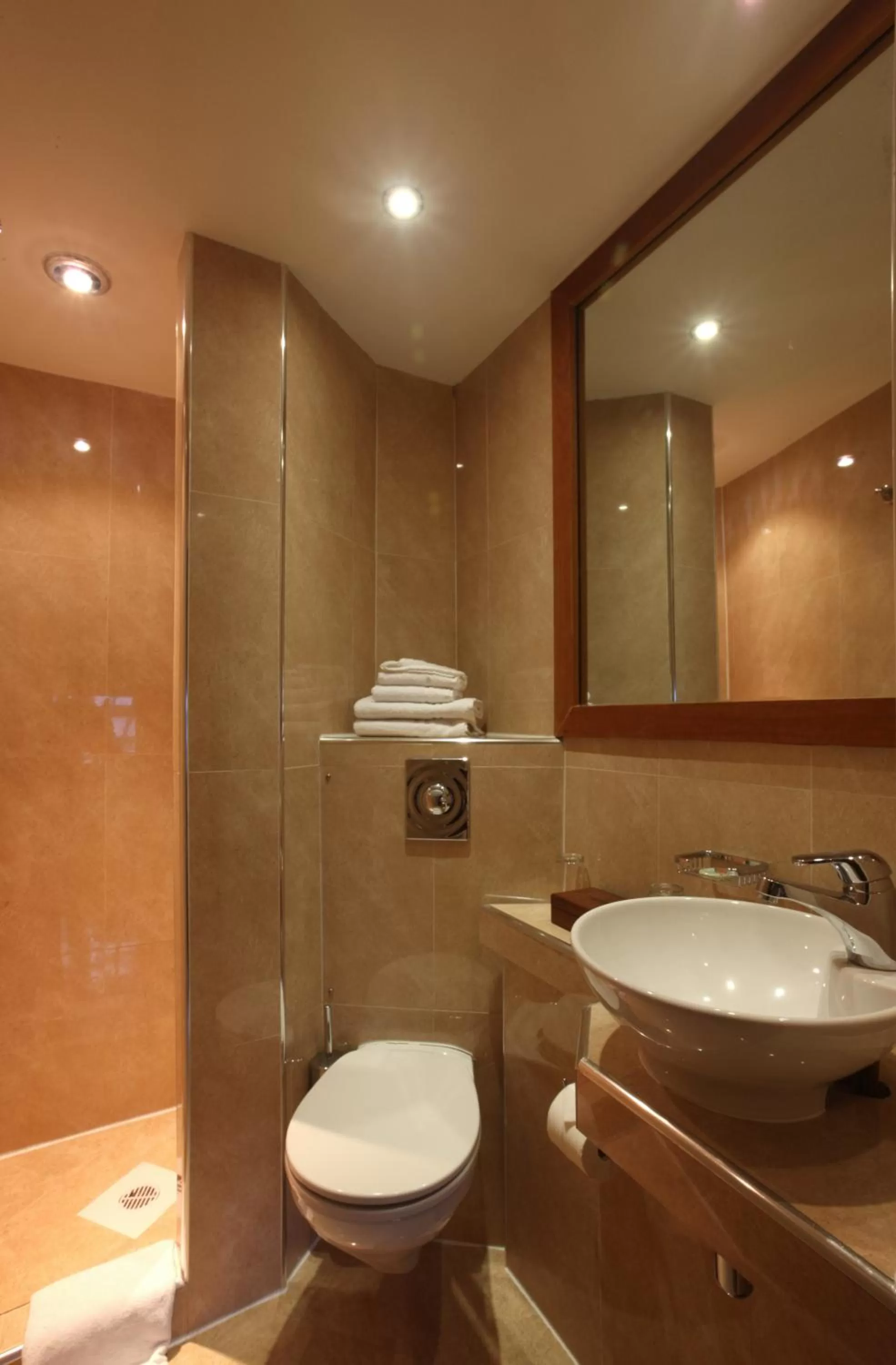 Bathroom in Mayflower Hotel