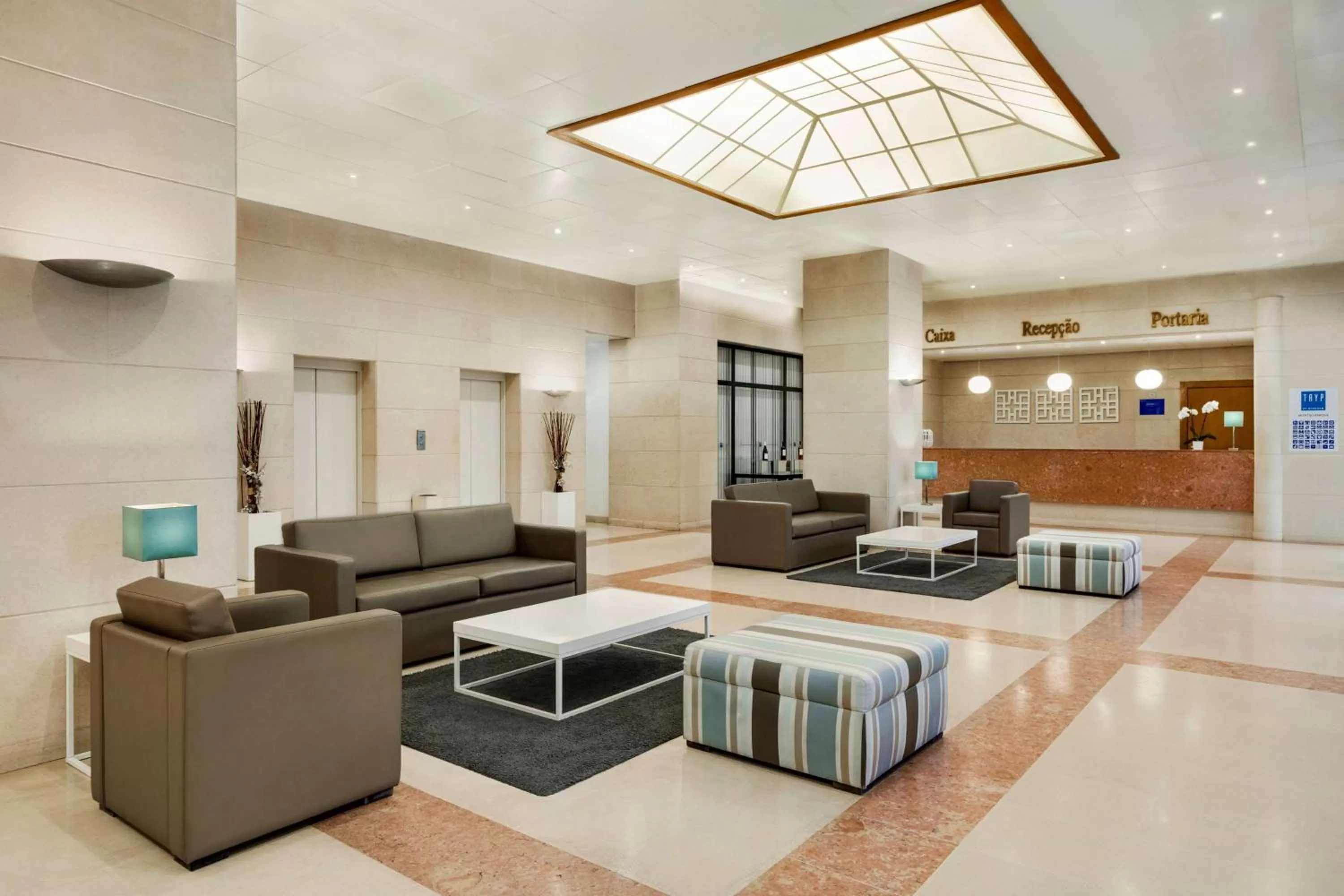 Lobby or reception in TRYP by Wyndham Montijo Parque Hotel