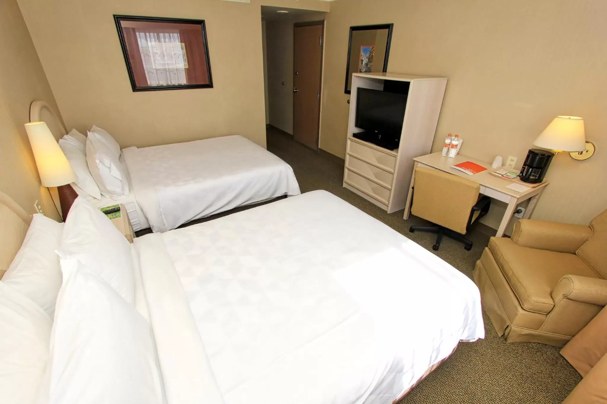 Photo of the whole room, Bed in Holiday Inn Leon-Convention Center by IHG