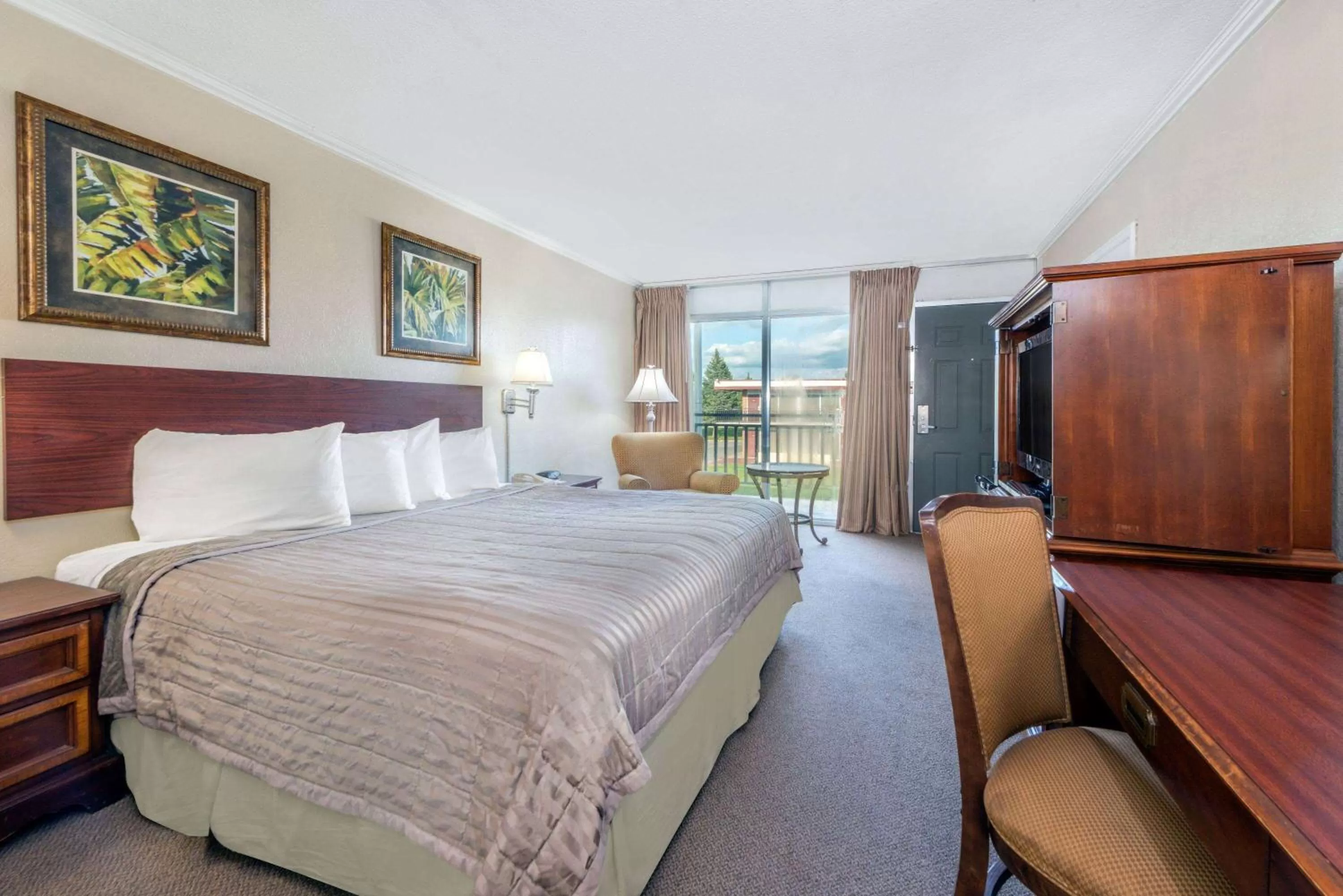 Photo of the whole room, Bed in Howard Johnson by Wyndham Burlington