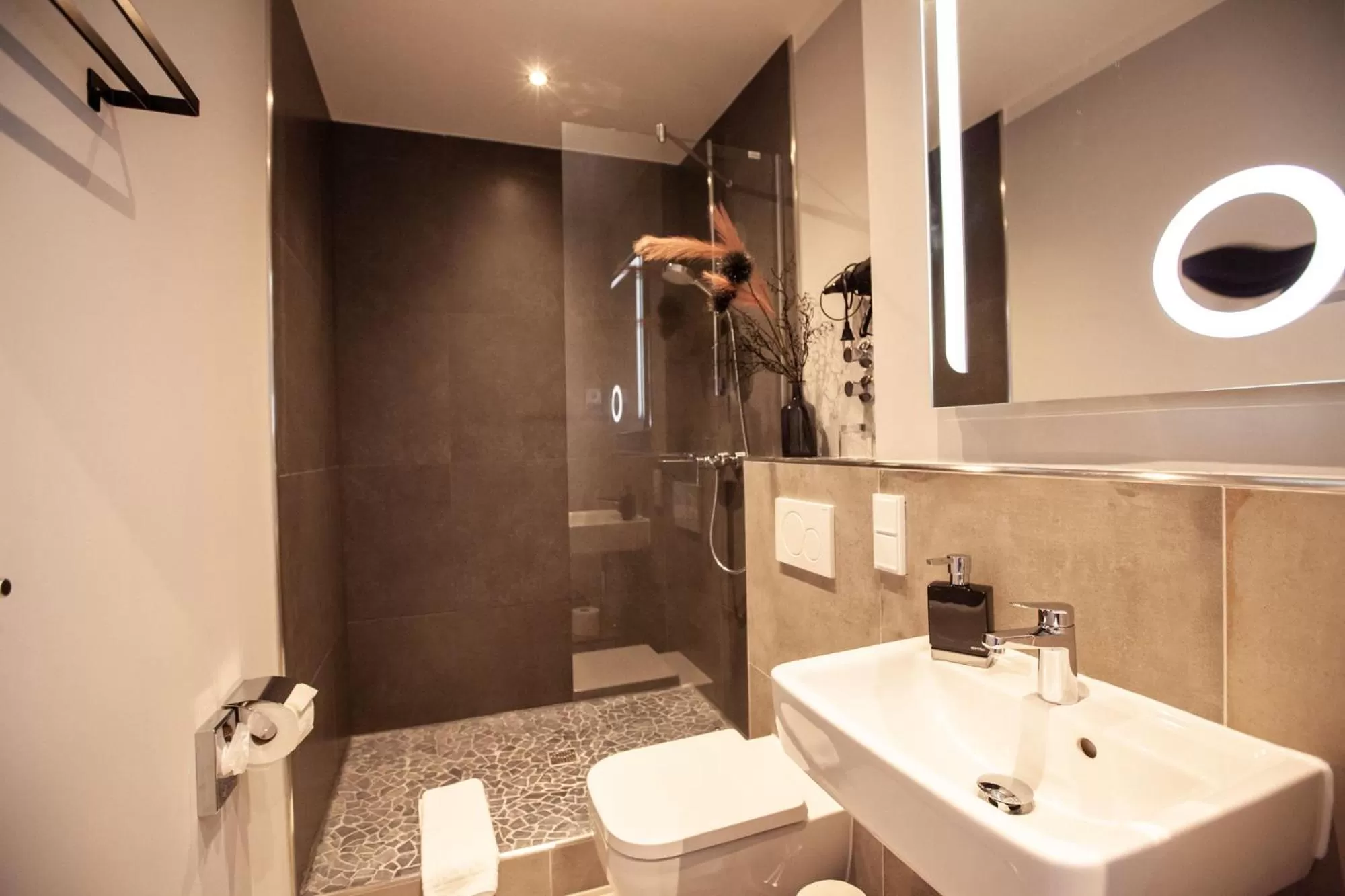 Bathroom in Elens Hotel