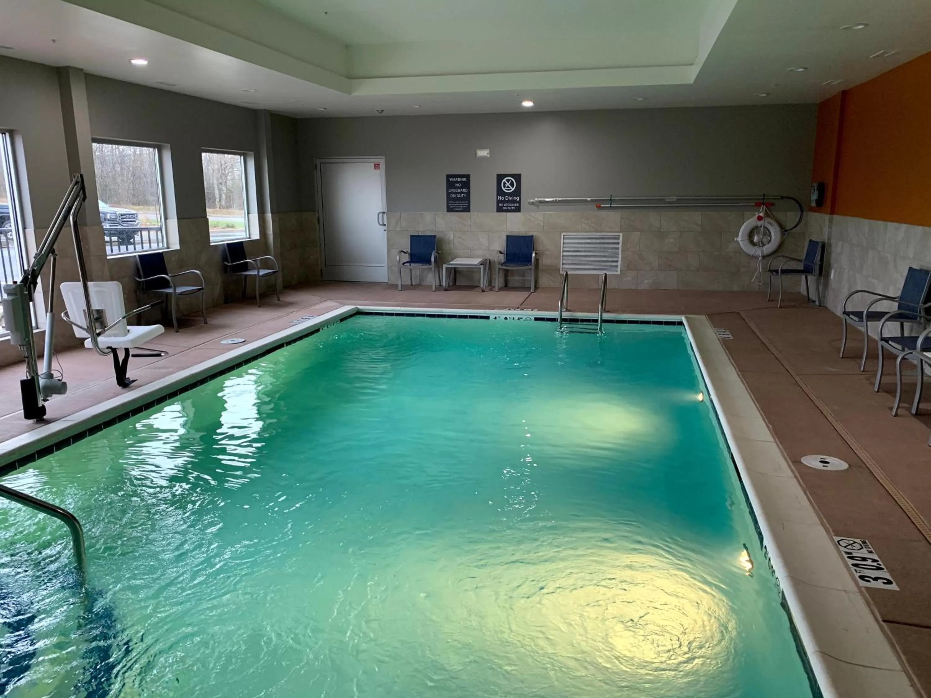 Swimming pool in La Quinta Inn & Suites by Wyndham Louisville NE - Old Henry Rd