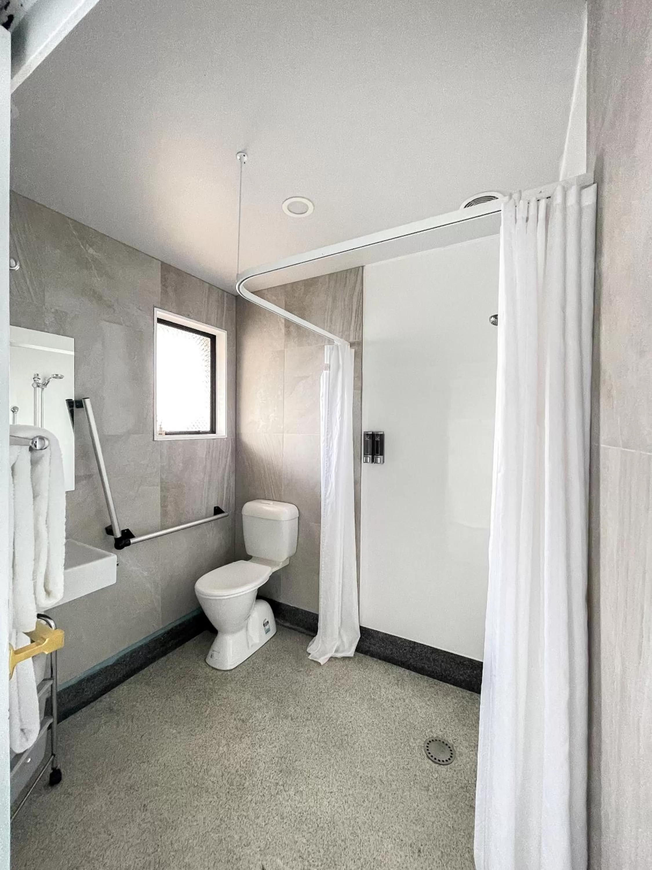 Bathroom in Burwood Motel