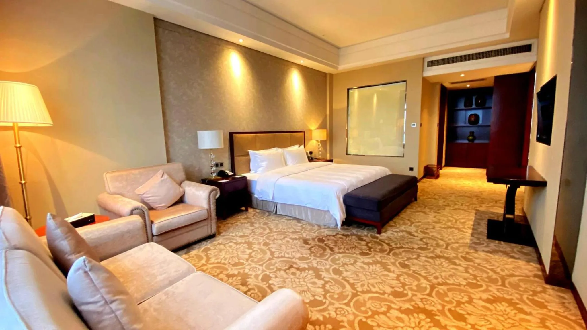 Photo of the whole room, Bed in Holiday Inn Foshan Nanhai Central by IHG