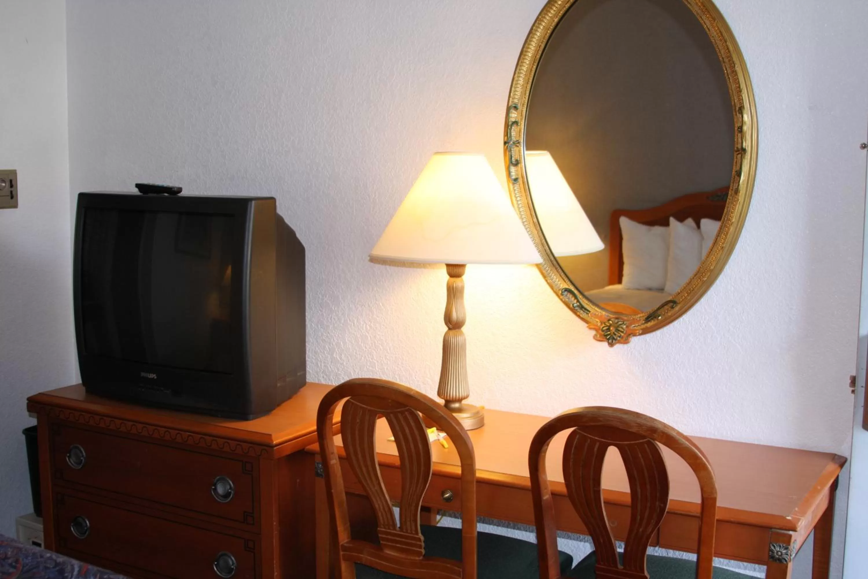 TV and multimedia in Days Inn & Suites by Wyndham Needles