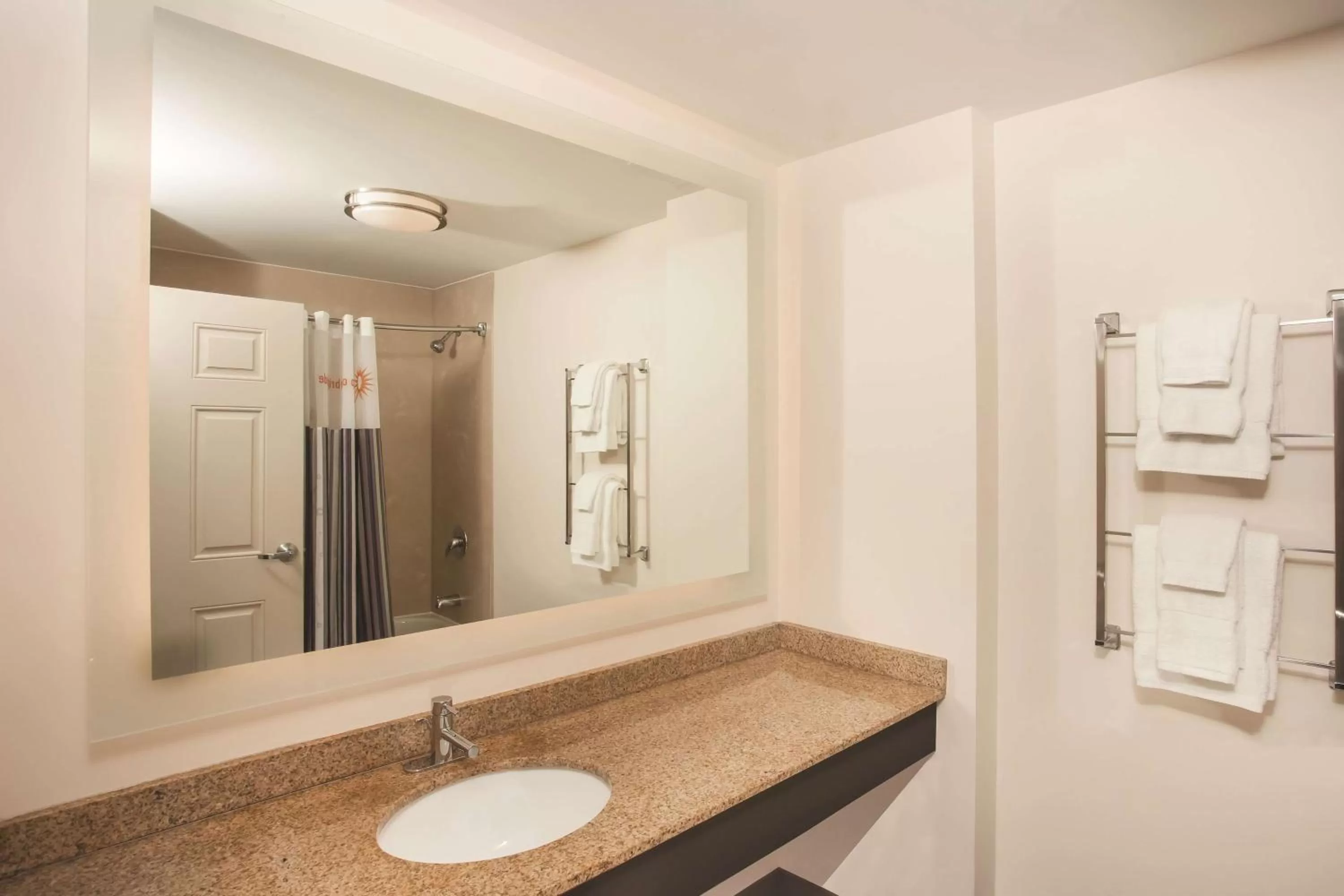 Bathroom in La Quinta by Wyndham Chicago Downtown