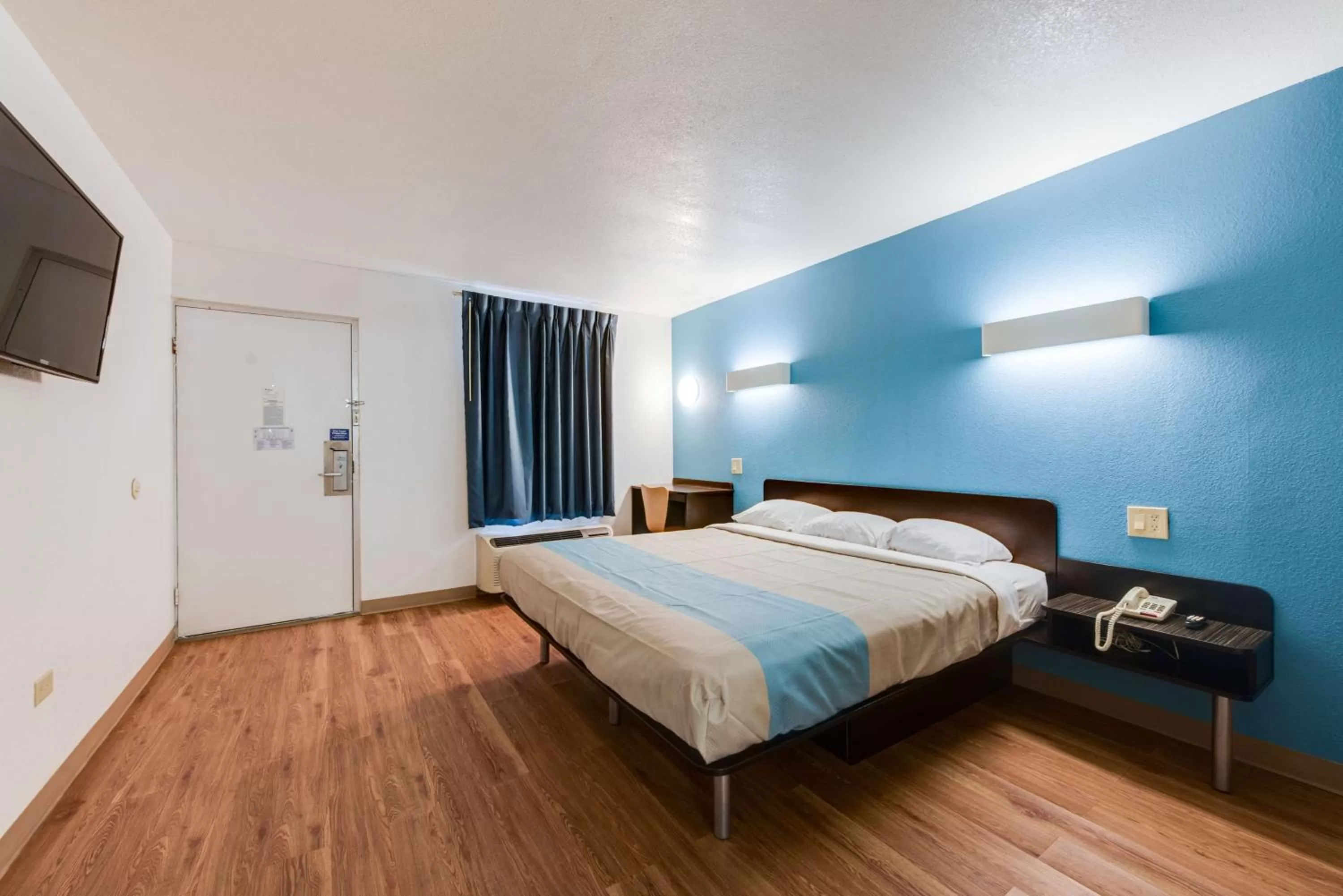 TV and multimedia, Bed in Motel 6-Kingston, TN