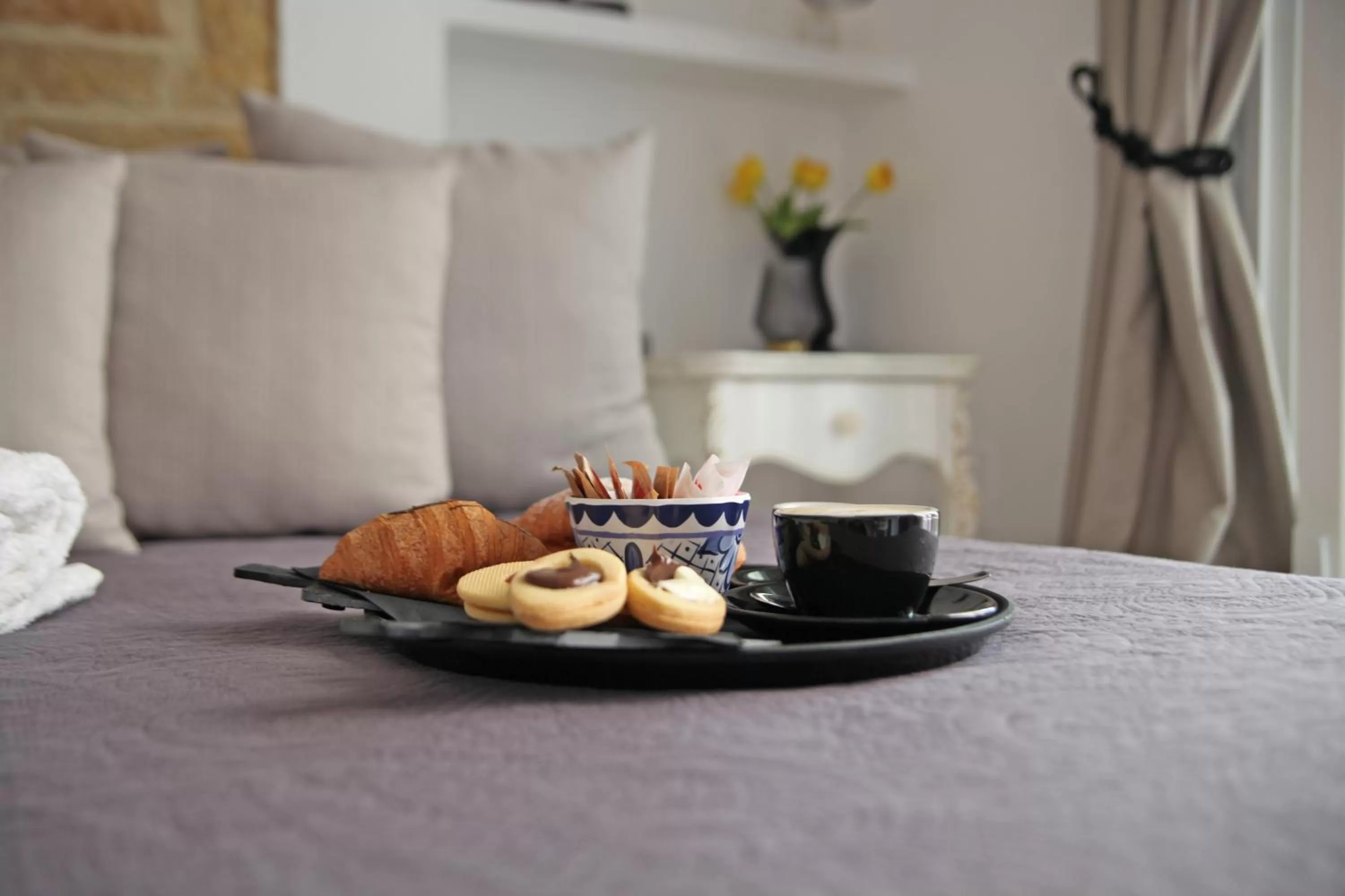 Coffee/tea facilities in Mare Versus Luxury Suites