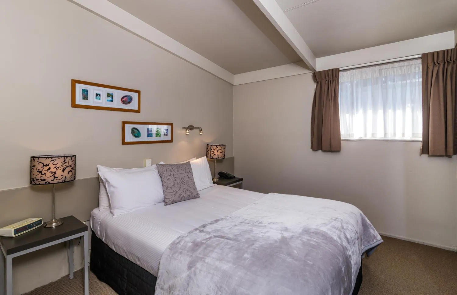 Bed in Twin Peaks Lakeside Inn