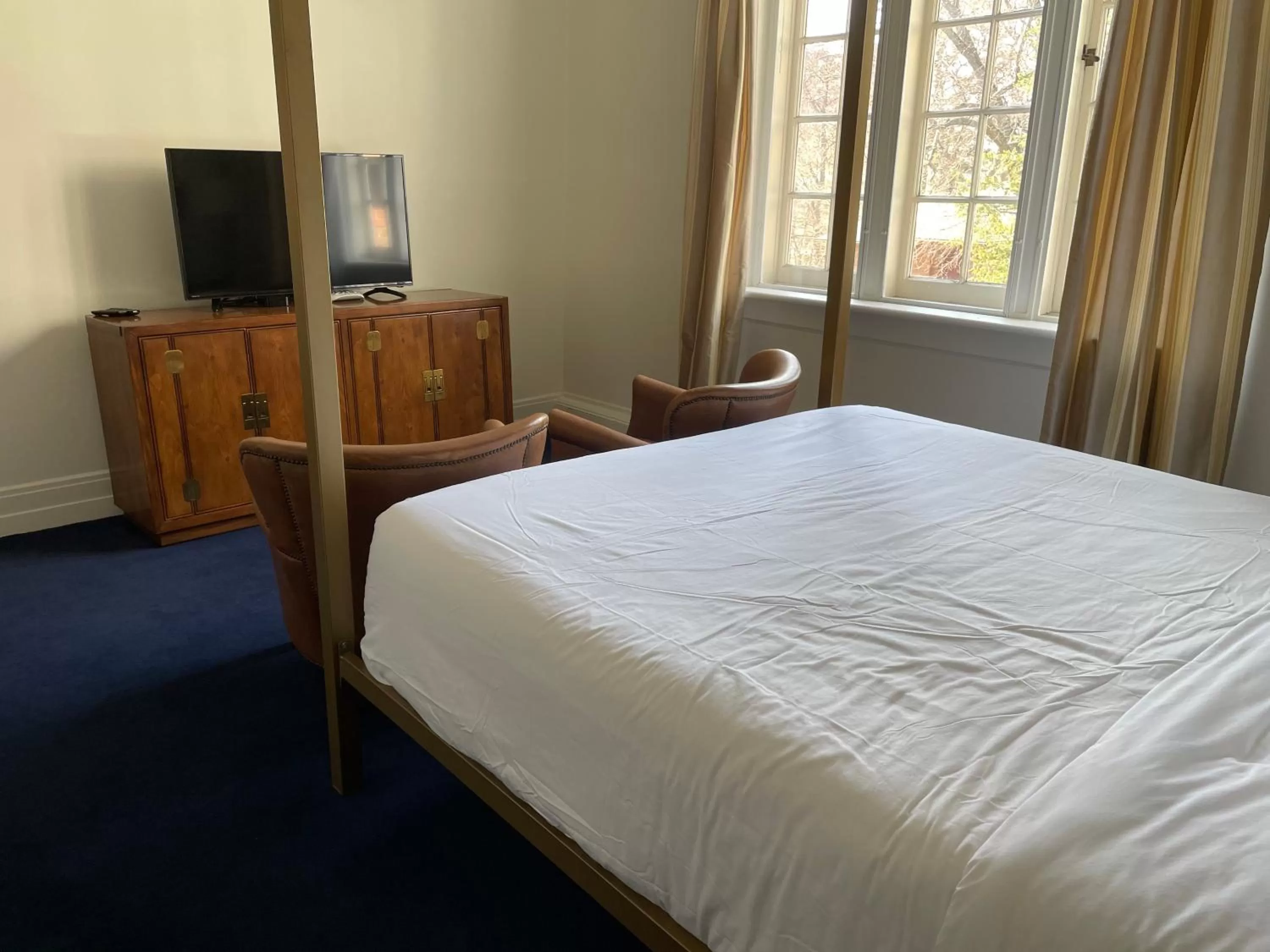 Bed in The Argus Hotel & Cocktail Lounge