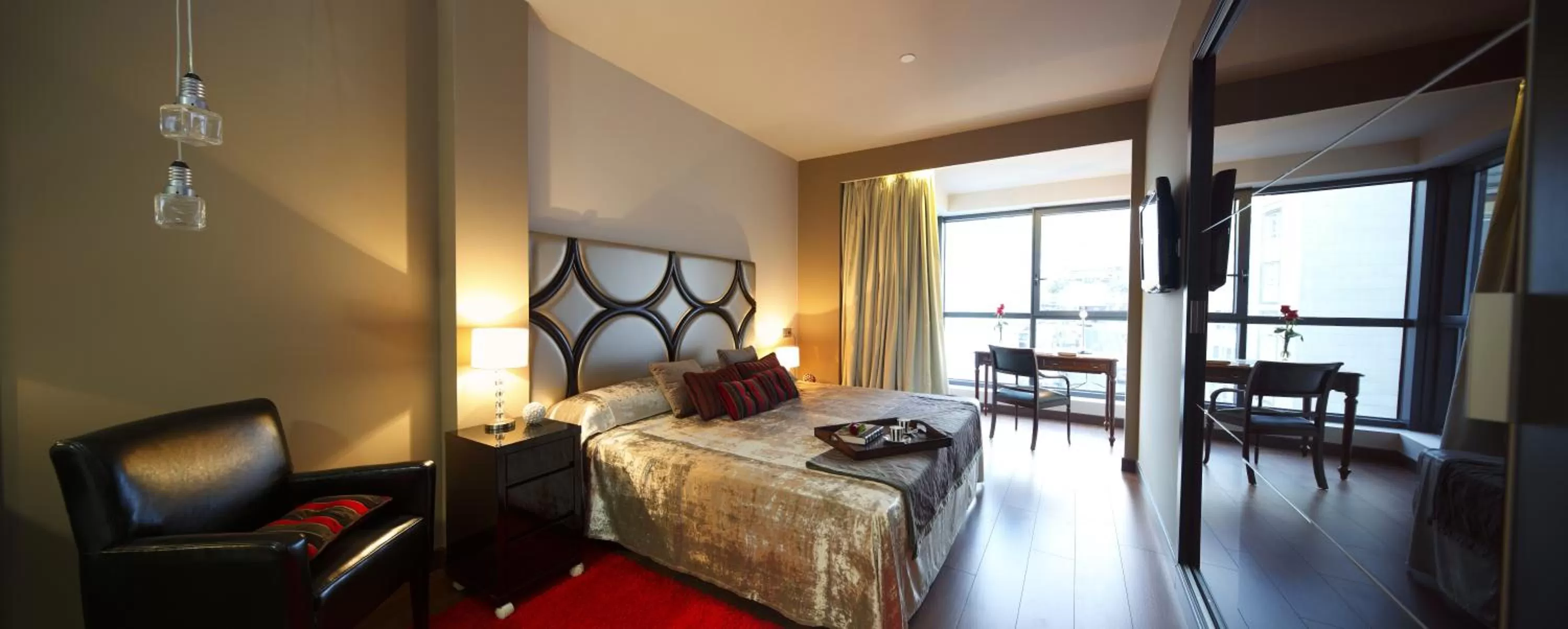 Seating area, Bed in Silken Axis Vigo