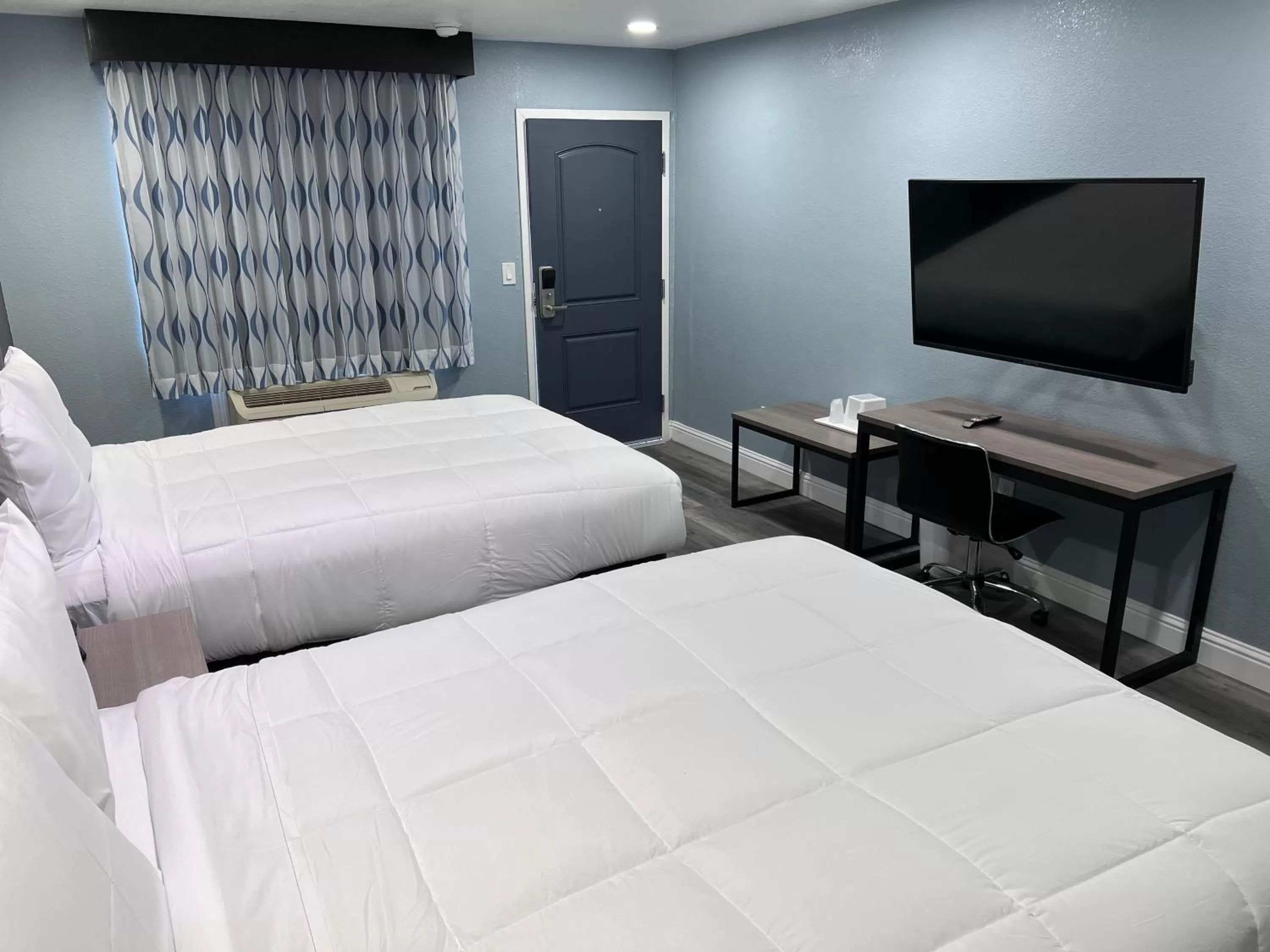 Bed in Surf City Inn & Suites