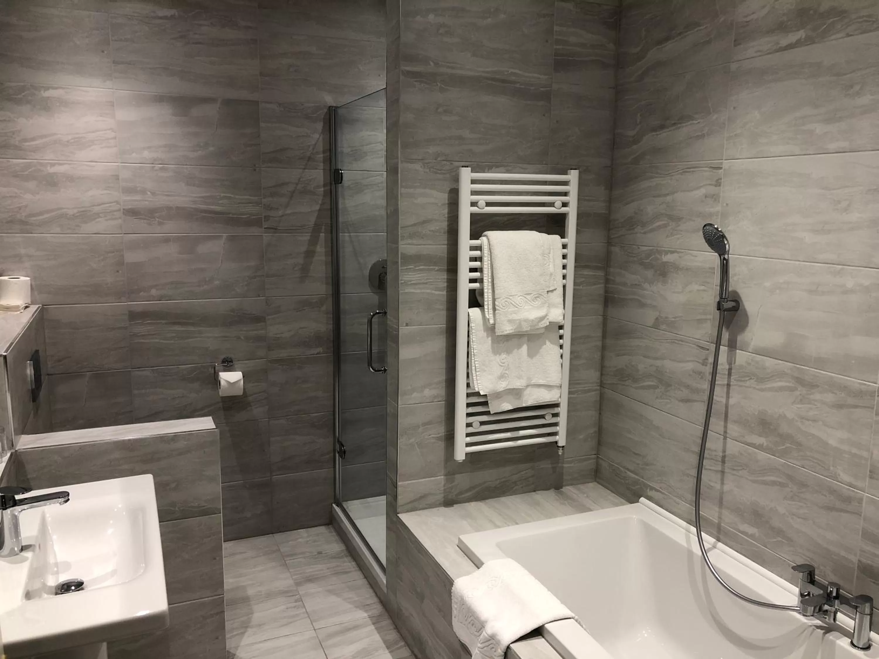 Bathroom in Elfordleigh Hotel